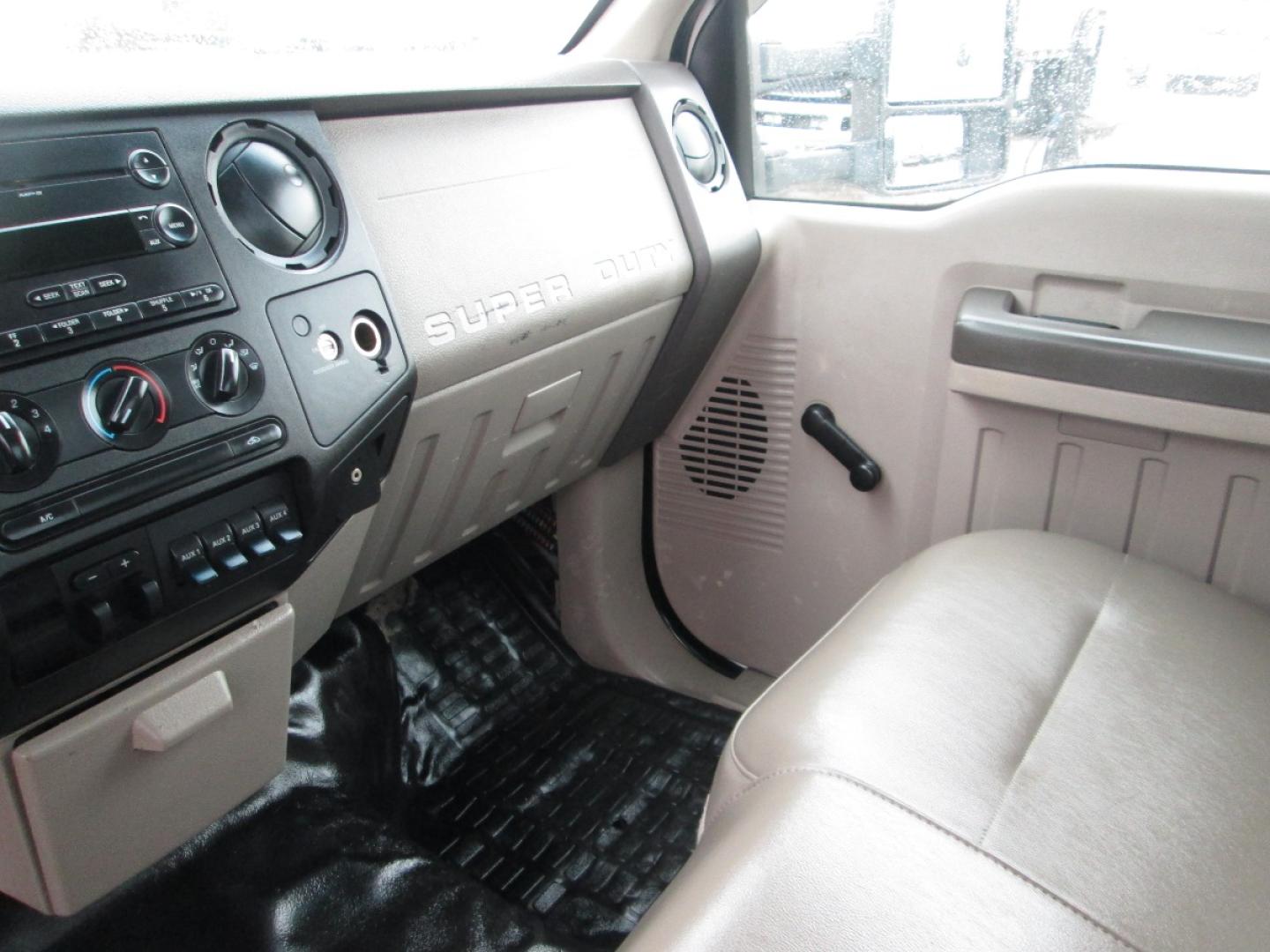 2008 WHITE /BEIGE Ford F-350 2 DR with an V8 engine, AUTOMATIC transmission, located at 9172 North Fwy, Houston, TX, 77037, (713) 910-6868, 29.887470, -95.411903 - Photo#9