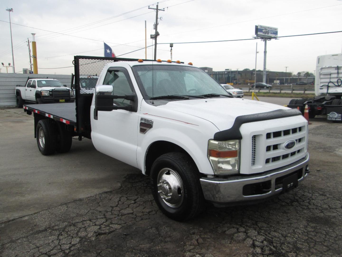 2008 WHITE /BEIGE Ford F-350 2 DR with an V8 engine, AUTOMATIC transmission, located at 9172 North Fwy, Houston, TX, 77037, (713) 910-6868, 29.887470, -95.411903 - Photo#2