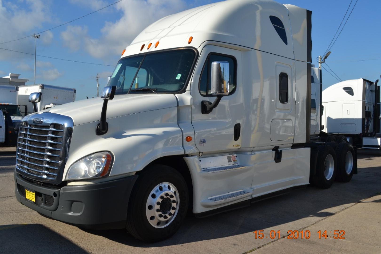 2016 WHITE FREIGHTLINER CASCADIA EVOLUTION with an DETROIT DD15 14.8L 455HP engine, EATON FULLER 10SPD MANUAL transmission, located at 9172 North Fwy, Houston, TX, 77037, (713) 910-6868, 29.887470, -95.411903 - 72" HIGH RISE SLEEPER, DUAL 100 GALLON FUEL TANKS, 52,000LB GVWR, ALUMINUM WHEELS, SLIDING 5TH WHEEL, DEF FLUID, ENGINE BRAKE, AIR RIDE , AIR BRAKES, POWER WINDOWS & LOCKS, WB:226, RATIO: 3.31, CD PLAYER, COLD A/C - Photo#0