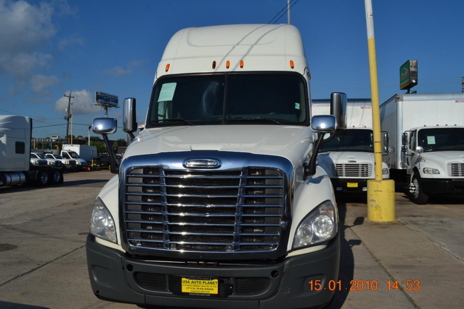 2016 WHITE FREIGHTLINER CASCADIA EVOLUTION with an DETROIT DD15 14.8L 455HP engine, EATON FULLER 10SPD MANUAL transmission, located at 9172 North Fwy, Houston, TX, 77037, (713) 910-6868, 29.887470, -95.411903 - 72" HIGH RISE SLEEPER, DUAL 100 GALLON FUEL TANKS, 52,000LB GVWR, ALUMINUM WHEELS, SLIDING 5TH WHEEL, DEF FLUID, ENGINE BRAKE, AIR RIDE , AIR BRAKES, POWER WINDOWS & LOCKS, WB:226, RATIO: 3.31, CD PLAYER, COLD A/C - Photo#1