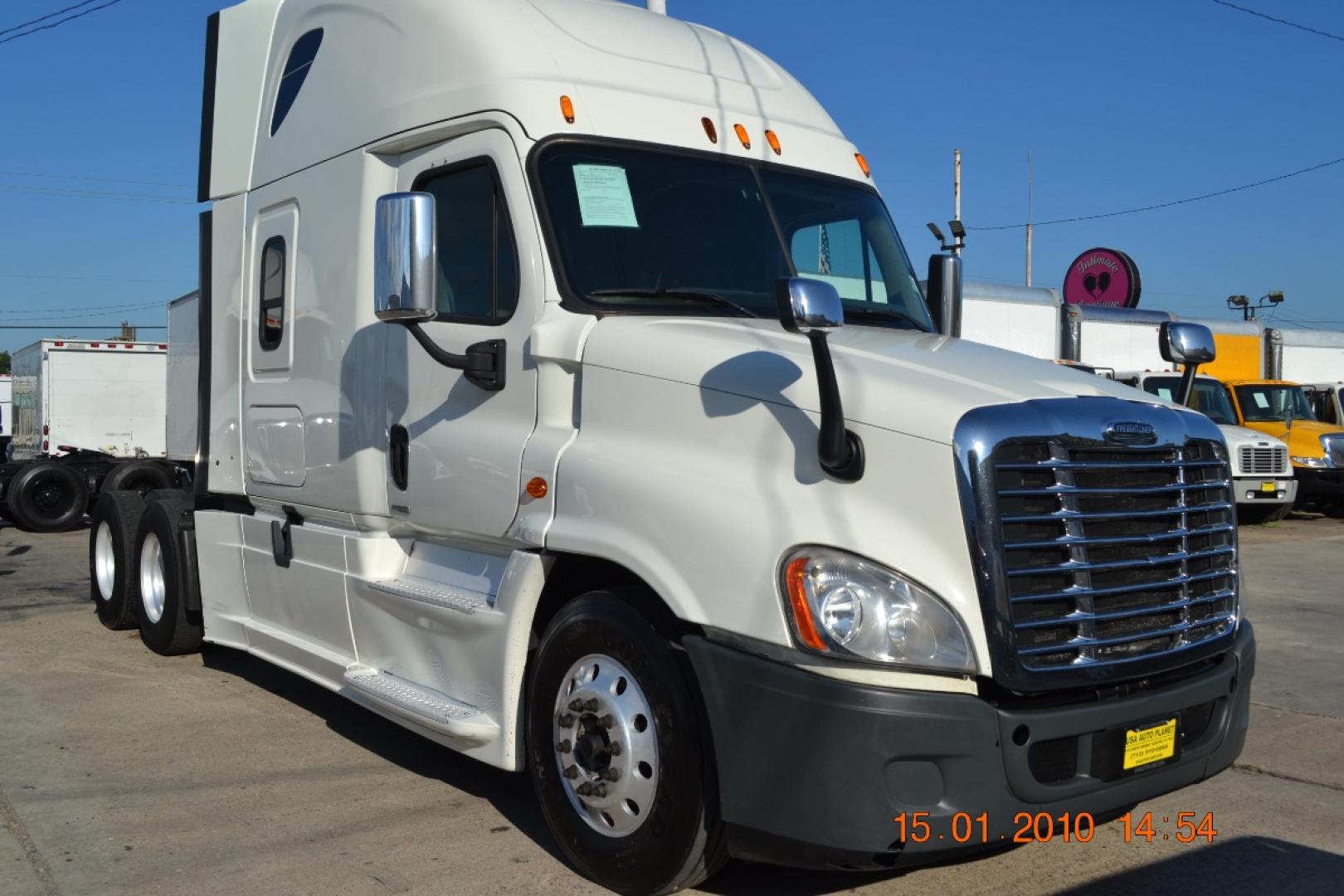 2016 WHITE FREIGHTLINER CASCADIA EVOLUTION with an DETROIT DD15 14.8L 455HP engine, EATON FULLER 10SPD MANUAL transmission, located at 9172 North Fwy, Houston, TX, 77037, (713) 910-6868, 29.887470, -95.411903 - 72" HIGH RISE SLEEPER, DUAL 100 GALLON FUEL TANKS, 52,000LB GVWR, ALUMINUM WHEELS, SLIDING 5TH WHEEL, DEF FLUID, ENGINE BRAKE, AIR RIDE , AIR BRAKES, POWER WINDOWS & LOCKS, WB:226, RATIO: 3.31, CD PLAYER, COLD A/C - Photo#2