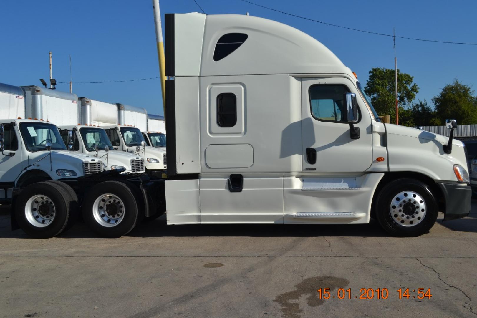 2016 WHITE FREIGHTLINER CASCADIA EVOLUTION with an DETROIT DD15 14.8L 455HP engine, EATON FULLER 10SPD MANUAL transmission, located at 9172 North Fwy, Houston, TX, 77037, (713) 910-6868, 29.887470, -95.411903 - 72" HIGH RISE SLEEPER, DUAL 100 GALLON FUEL TANKS, 52,000LB GVWR, ALUMINUM WHEELS, SLIDING 5TH WHEEL, DEF FLUID, ENGINE BRAKE, AIR RIDE , AIR BRAKES, POWER WINDOWS & LOCKS, WB:226, RATIO: 3.31, CD PLAYER, COLD A/C - Photo#3