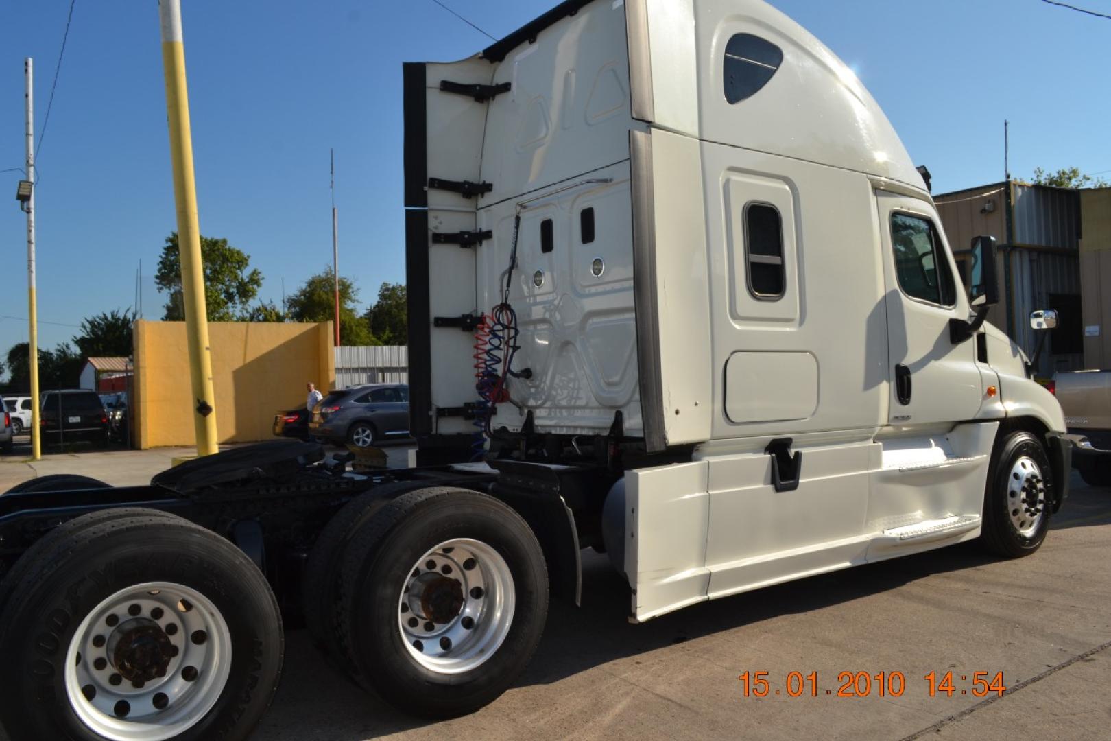 2016 WHITE FREIGHTLINER CASCADIA EVOLUTION with an DETROIT DD15 14.8L 455HP engine, EATON FULLER 10SPD MANUAL transmission, located at 9172 North Fwy, Houston, TX, 77037, (713) 910-6868, 29.887470, -95.411903 - 72" HIGH RISE SLEEPER, DUAL 100 GALLON FUEL TANKS, 52,000LB GVWR, ALUMINUM WHEELS, SLIDING 5TH WHEEL, DEF FLUID, ENGINE BRAKE, AIR RIDE , AIR BRAKES, POWER WINDOWS & LOCKS, WB:226, RATIO: 3.31, CD PLAYER, COLD A/C - Photo#4