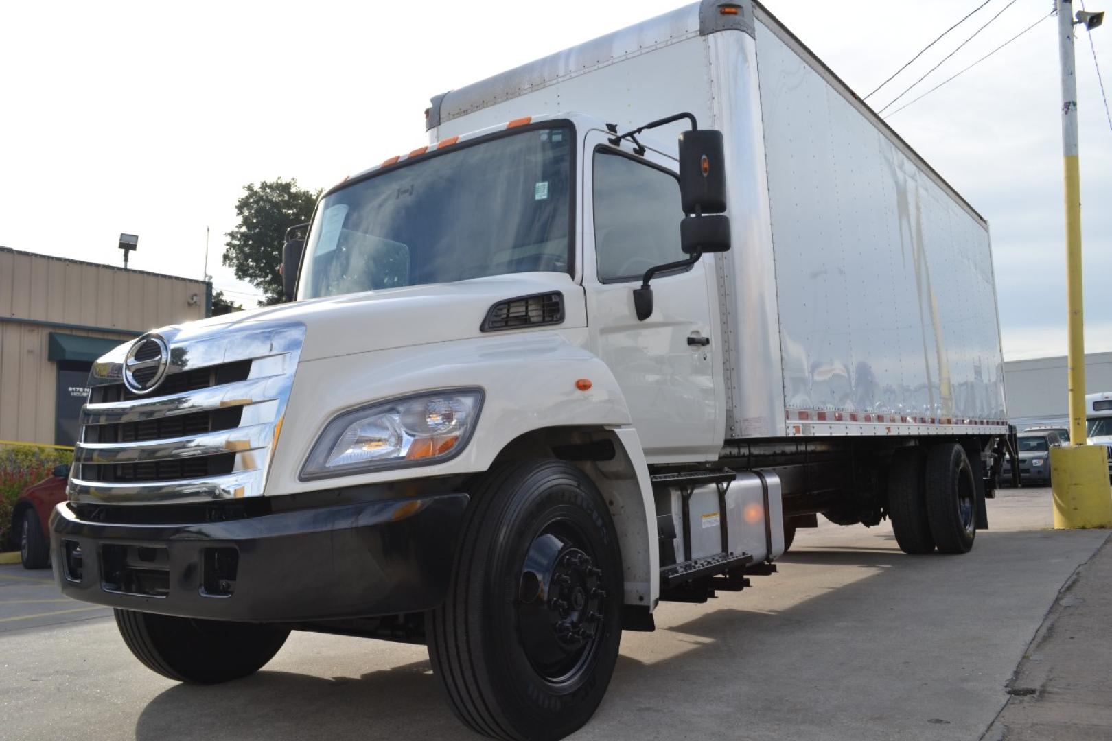 2015 WHITE HINO 268 with an HINO 8L 220HP engine, ALLISON AUTOMATIC transmission, located at 9172 North Fwy, Houston, TX, 77037, (713) 910-6868, 29.887470, -95.411903 - Photo#0