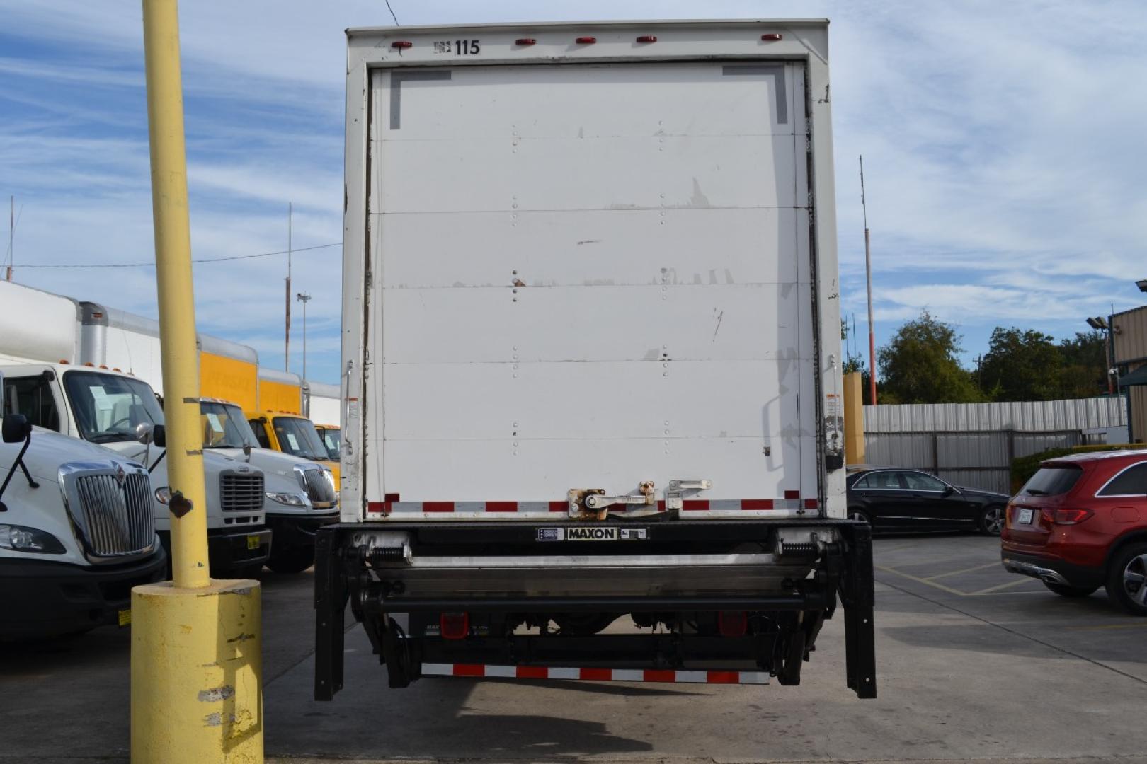 2015 WHITE HINO 268 with an HINO 8L 220HP engine, ALLISON AUTOMATIC transmission, located at 9172 North Fwy, Houston, TX, 77037, (713) 910-6868, 29.887470, -95.411903 - Photo#5