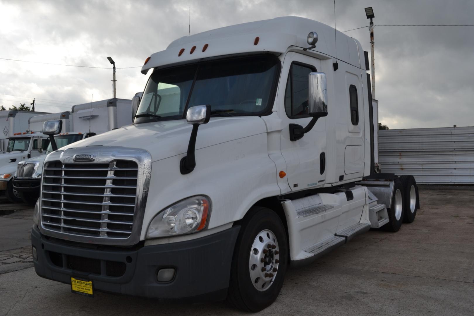 2011 WHITE FREIGHTLINER CASCADIA 125 with an DETROIT DD15 14.8L 560HP engine, EATON FULLER 10SPD MANUAL transmission, located at 9172 North Fwy, Houston, TX, 77037, (713) 910-6868, 29.887470, -95.411903 - Photo#0