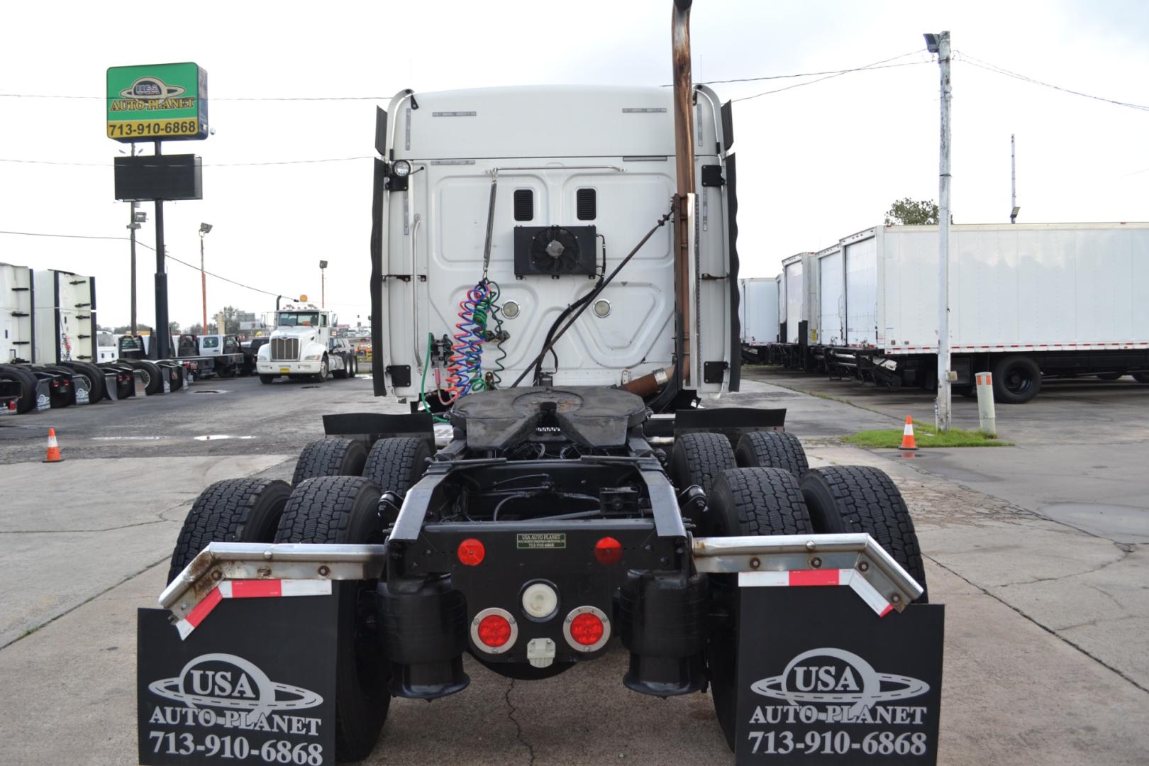 2011 WHITE FREIGHTLINER CASCADIA 125 with an DETROIT DD15 14.8L 560HP engine, EATON FULLER 10SPD MANUAL transmission, located at 9172 North Fwy, Houston, TX, 77037, (713) 910-6868, 29.887470, -95.411903 - Photo#5