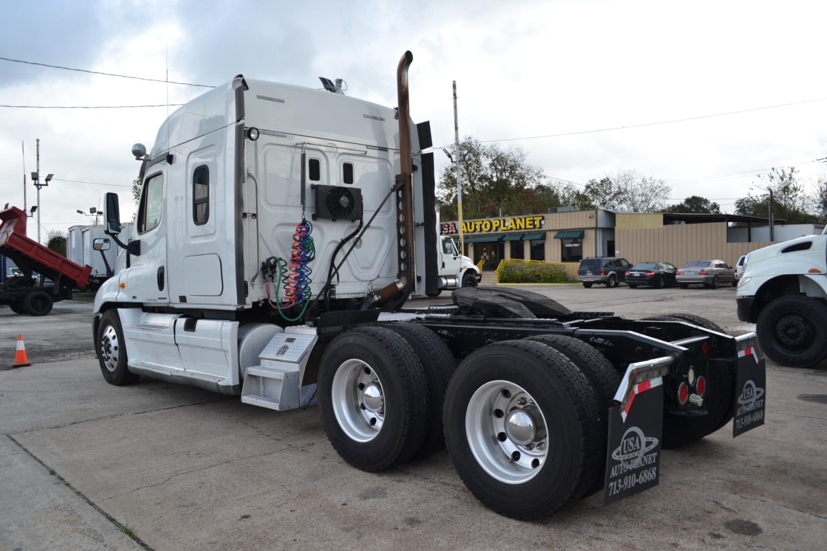 2011 WHITE FREIGHTLINER CASCADIA 125 with an DETROIT DD15 14.8L 560HP engine, EATON FULLER 10SPD MANUAL transmission, located at 9172 North Fwy, Houston, TX, 77037, (713) 910-6868, 29.887470, -95.411903 - Photo#6