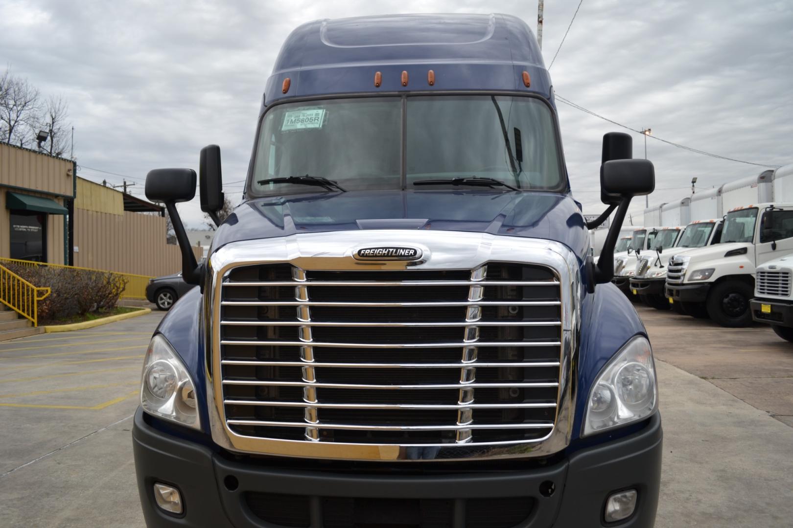 2016 BLUE FREIGHTLINER CASCADIA 125 with an DETROIT DD15 14.8L 455HP engine, EATON FULLER 10SPD MANUAL transmission, located at 9172 North Fwy, Houston, TX, 77037, (713) 910-6868, 29.887470, -95.411903 - Photo#1