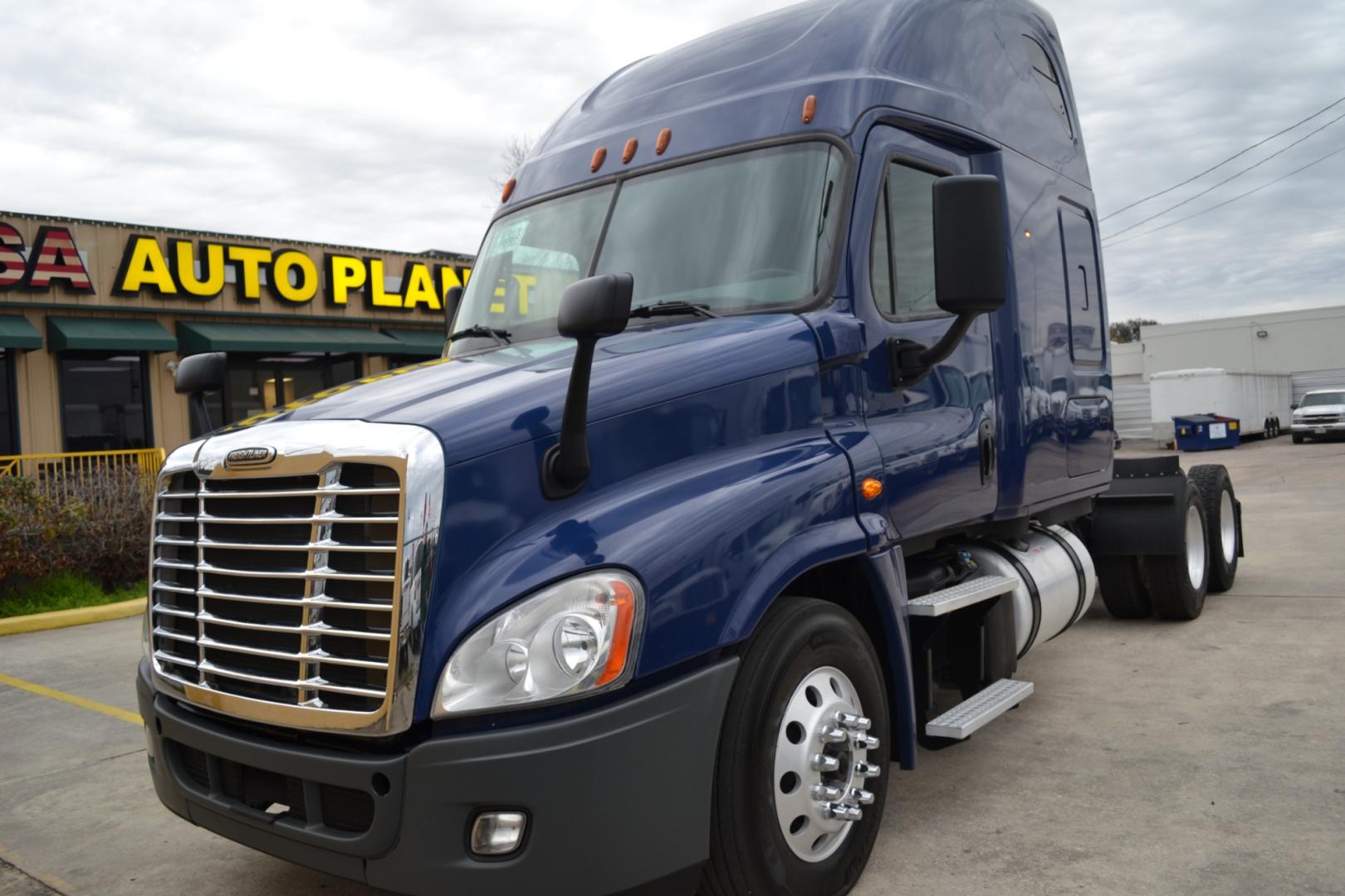 2016 BLUE FREIGHTLINER CASCADIA 125 with an DETROIT DD15 14.8L 455HP engine, EATON FULLER 10SPD MANUAL transmission, located at 9172 North Fwy, Houston, TX, 77037, (713) 910-6868, 29.887470, -95.411903 - Photo#2