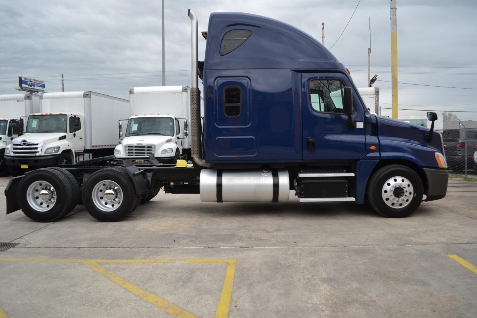 2016 BLUE FREIGHTLINER CASCADIA 125 with an DETROIT DD15 14.8L 455HP engine, EATON FULLER 10SPD MANUAL transmission, located at 9172 North Fwy, Houston, TX, 77037, (713) 910-6868, 29.887470, -95.411903 - Photo#3