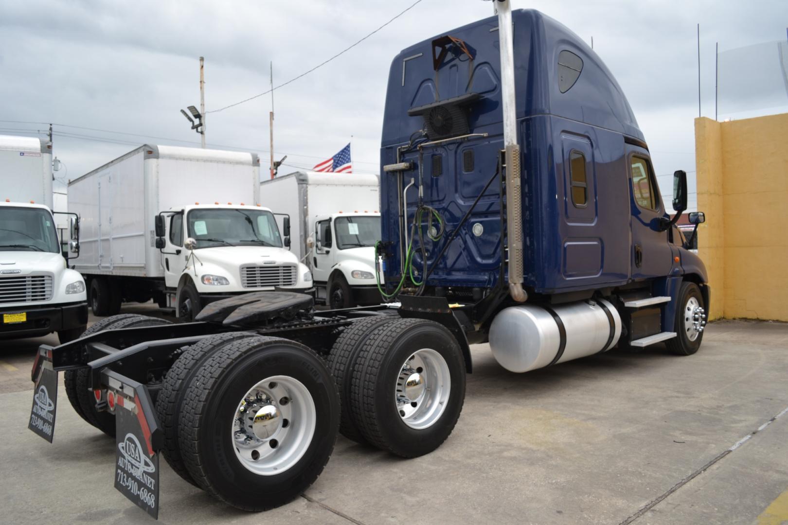 2016 BLUE FREIGHTLINER CASCADIA 125 with an DETROIT DD15 14.8L 455HP engine, EATON FULLER 10SPD MANUAL transmission, located at 9172 North Fwy, Houston, TX, 77037, (713) 910-6868, 29.887470, -95.411903 - Photo#4