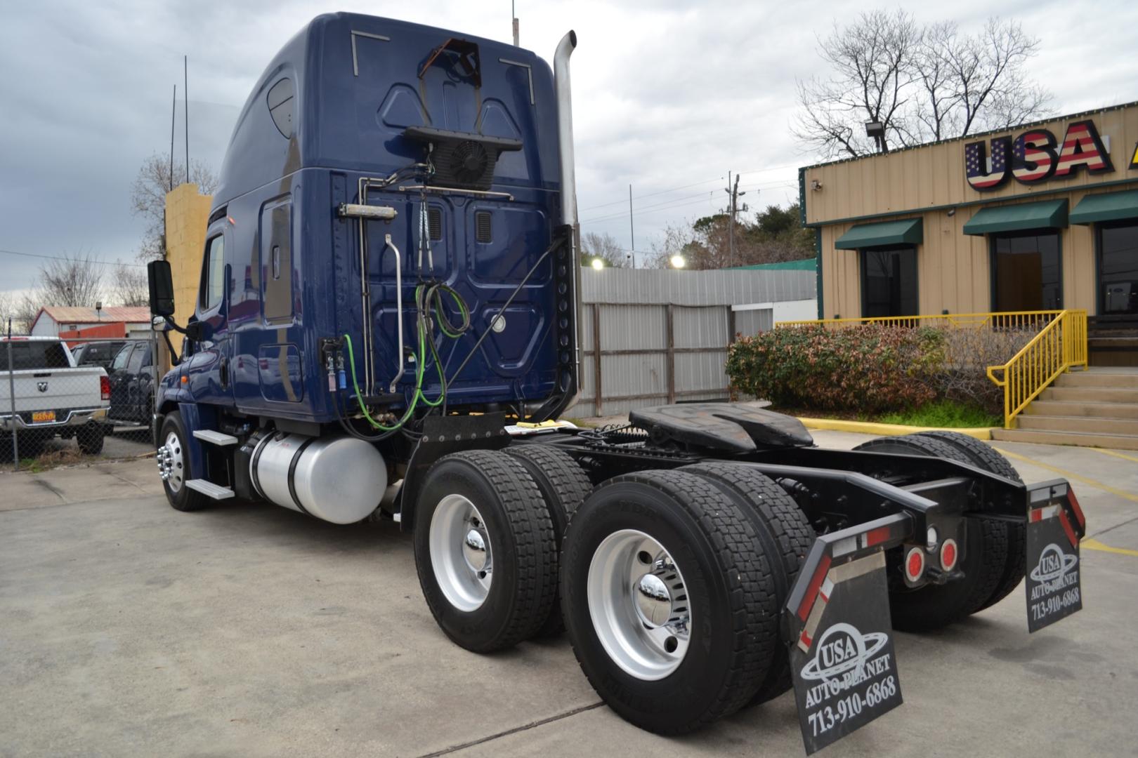 2016 BLUE FREIGHTLINER CASCADIA 125 with an DETROIT DD15 14.8L 455HP engine, EATON FULLER 10SPD MANUAL transmission, located at 9172 North Fwy, Houston, TX, 77037, (713) 910-6868, 29.887470, -95.411903 - Photo#6