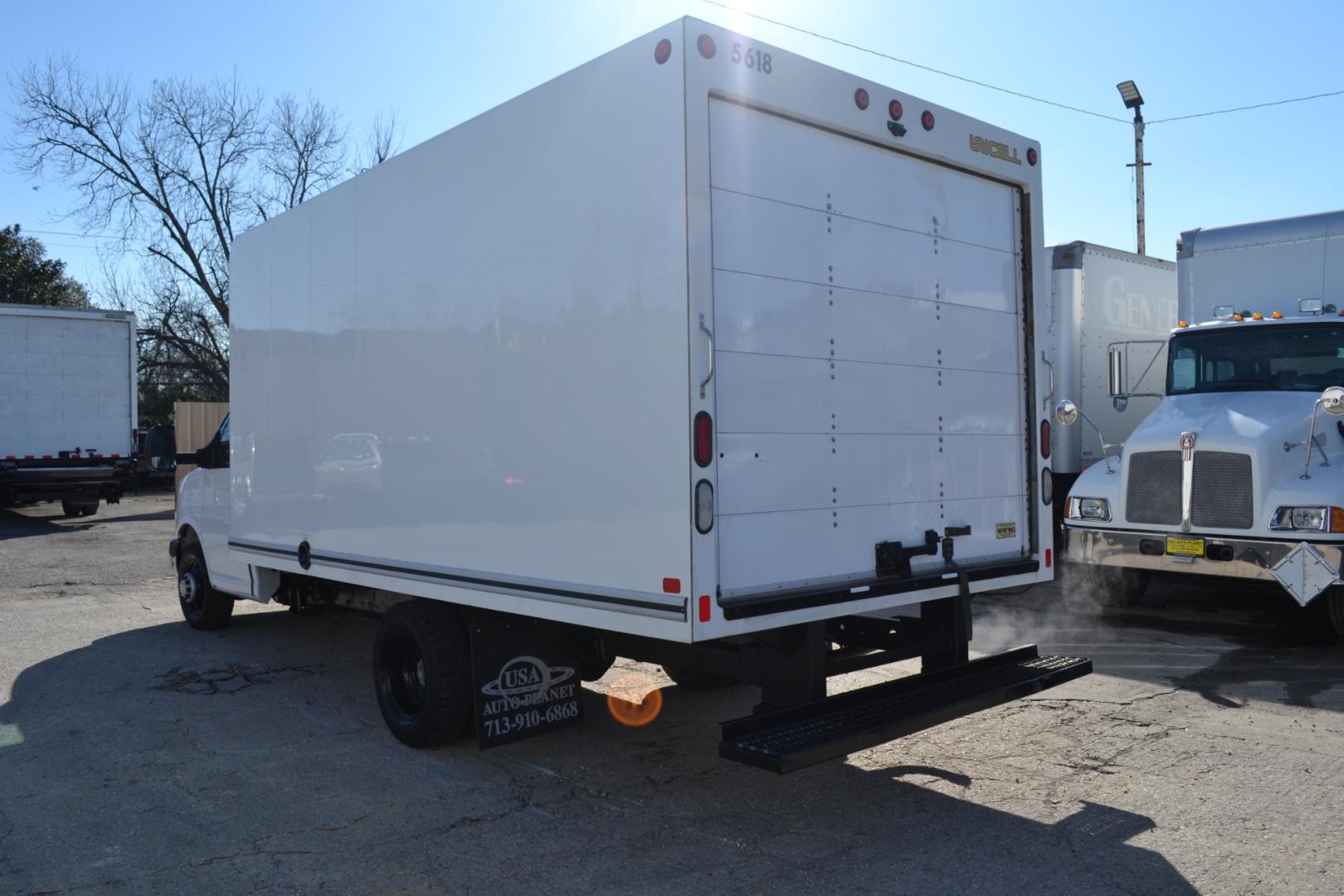 2018 WHITE CHEVROLET 3500 with an V8 6.0L engine, AUTOMATIC transmission, located at 9172 North Fwy, Houston, TX, 77037, (713) 910-6868, 29.887470, -95.411903 - 14FT FIBERGLASS BOX, 14,200LB GVWR, POWER WINDOWS & LOCKS, GOOD RUBBER, FLEET MIANTAINED - Photo#7