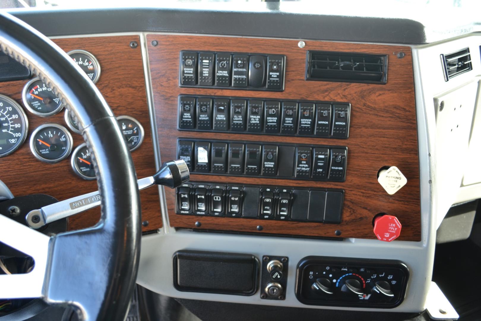 2014 MAROON WESTERN STAR 4900SB with an DETROIT DD13 12.8L 470HP engine, EATON FULLER 10SPD MANUAL transmission, located at 9172 North Fwy, Houston, TX, 77037, (713) 910-6868, 29.887470, -95.411903 - Photo#15