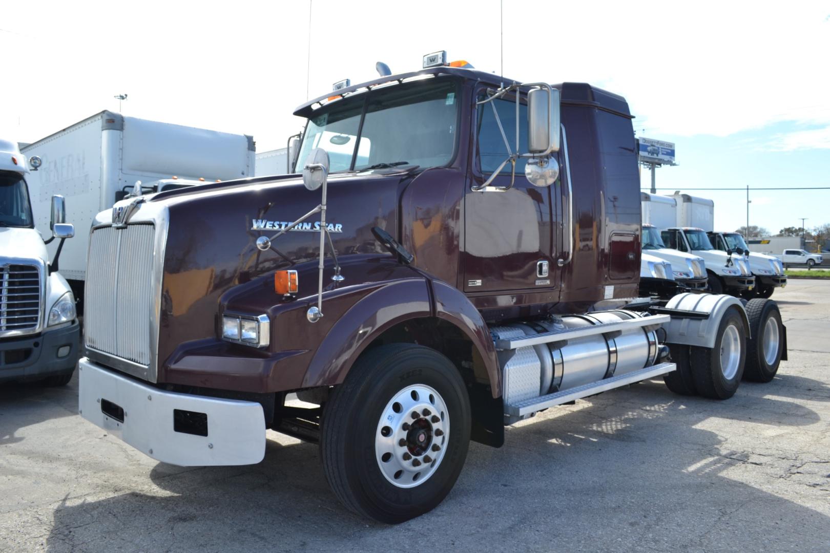 2014 MAROON WESTERN STAR 4900SB with an DETROIT DD13 12.8L 470HP engine, EATON FULLER 10SPD MANUAL transmission, located at 9172 North Fwy, Houston, TX, 77037, (713) 910-6868, 29.887470, -95.411903 - Photo#2