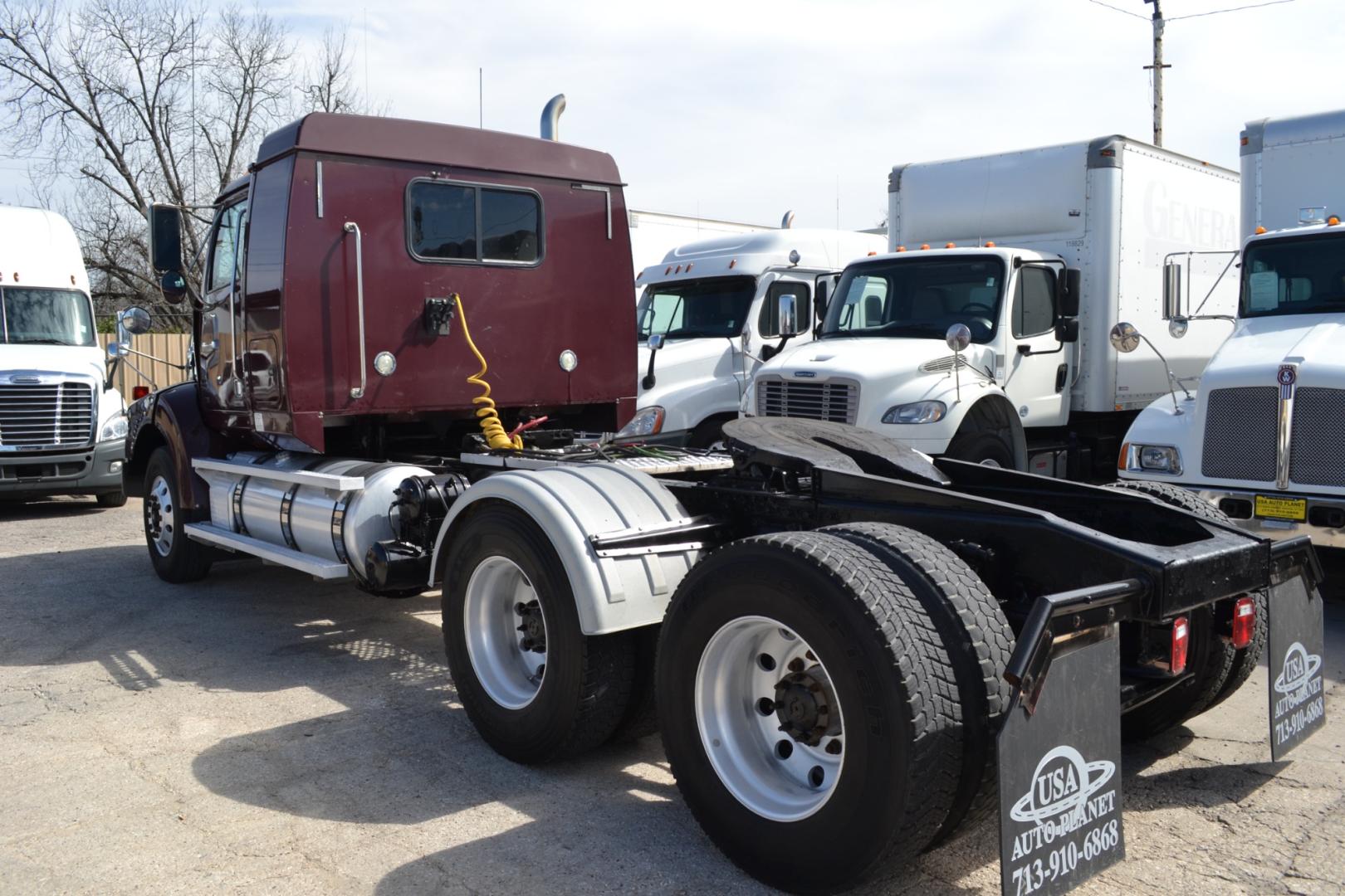 2014 MAROON WESTERN STAR 4900SB with an DETROIT DD13 12.8L 470HP engine, EATON FULLER 10SPD MANUAL transmission, located at 9172 North Fwy, Houston, TX, 77037, (713) 910-6868, 29.887470, -95.411903 - Photo#4