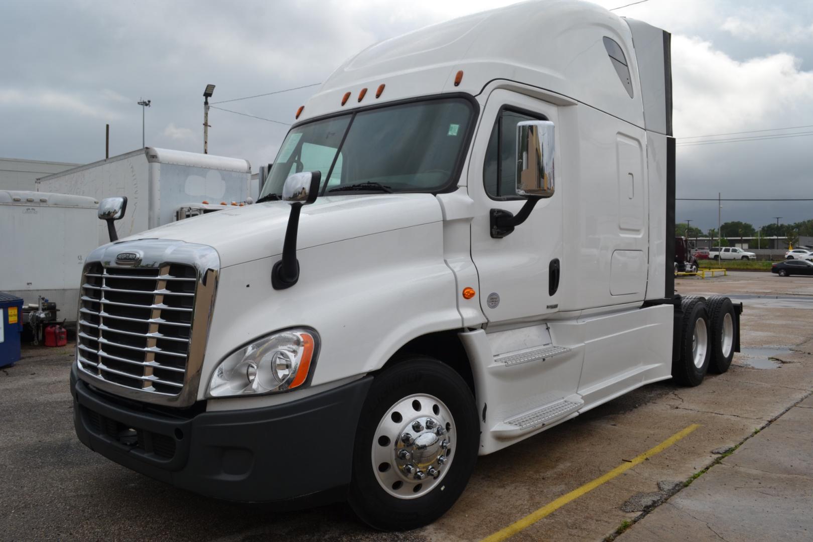 2017 FREIGHTLINER CASCADIA EVOLUTION with an DETROIT DD15 14.8L 475HP engine, DETROIT DT12 AUTOMATED transmission, located at 9172 North Fwy, Houston, TX, 77037, (713) 910-6868, 29.887470, -95.411903 - 72" RAISED ROOF SLEEPER, DOUBLE BUNK, WB: 228", RATIO: 3.08, DUAL 120 GALLON FUEL TANKS, ENGINE BRAKE, DIFF LOCK, SLIDING 5TH WHEEL, POWER WINDOWS & LOCKS, ALUMINUM WHEELS, FULL FAIRINGS - Photo#0