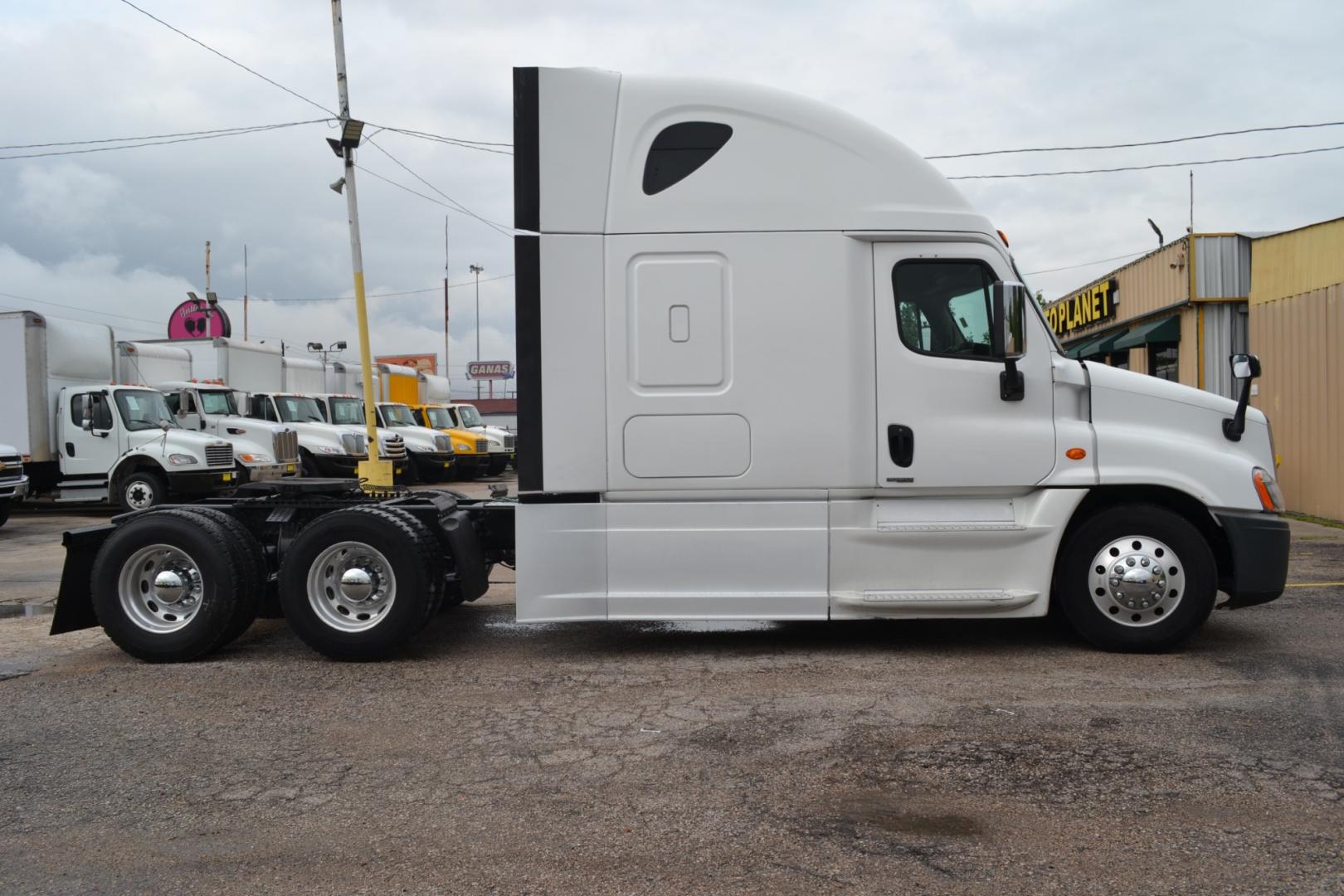 2017 FREIGHTLINER CASCADIA EVOLUTION with an DETROIT DD15 14.8L 475HP engine, DETROIT DT12 AUTOMATED transmission, located at 9172 North Fwy, Houston, TX, 77037, (713) 910-6868, 29.887470, -95.411903 - 72" RAISED ROOF SLEEPER, DOUBLE BUNK, WB: 228", RATIO: 3.08, DUAL 120 GALLON FUEL TANKS, ENGINE BRAKE, DIFF LOCK, SLIDING 5TH WHEEL, POWER WINDOWS & LOCKS, ALUMINUM WHEELS, FULL FAIRINGS - Photo#3