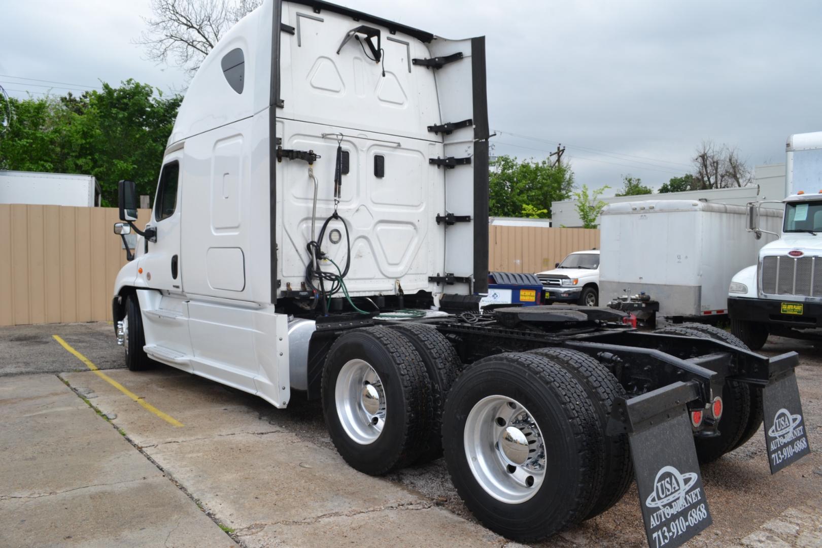 2017 FREIGHTLINER CASCADIA EVOLUTION with an DETROIT DD15 14.8L 475HP engine, DETROIT DT12 AUTOMATED transmission, located at 9172 North Fwy, Houston, TX, 77037, (713) 910-6868, 29.887470, -95.411903 - 72" RAISED ROOF SLEEPER, DOUBLE BUNK, WB: 228", RATIO: 3.08, DUAL 120 GALLON FUEL TANKS, ENGINE BRAKE, DIFF LOCK, SLIDING 5TH WHEEL, POWER WINDOWS & LOCKS, ALUMINUM WHEELS, FULL FAIRINGS - Photo#8