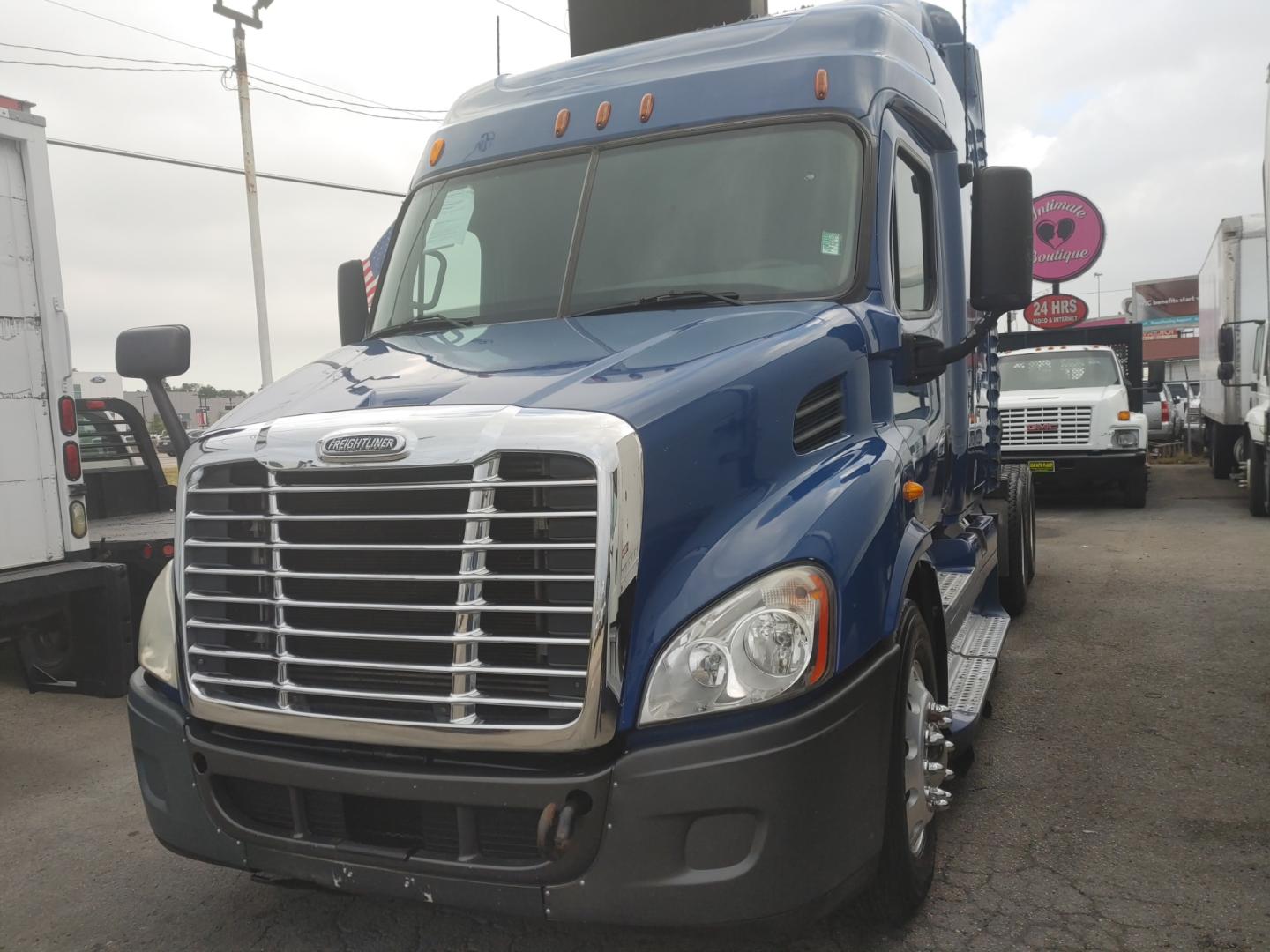 2012 BLUE FREIGHTLINER CASCADIA 125 with an DETROIT DD13 12.8L 410HP engine, EATON FULLER 10SPD MANUAL transmission, located at 9172 North Fwy, Houston, TX, 77037, (713) 910-6868, 29.887470, -95.411903 - 46" MIDROOF SLEEPER, WB: 208", RATIO: 2.64, ALUMINUM WHEELS, DUAL 80 GALLON FUEL TANKS, SLIDING 5TH WHEEL - Photo#0