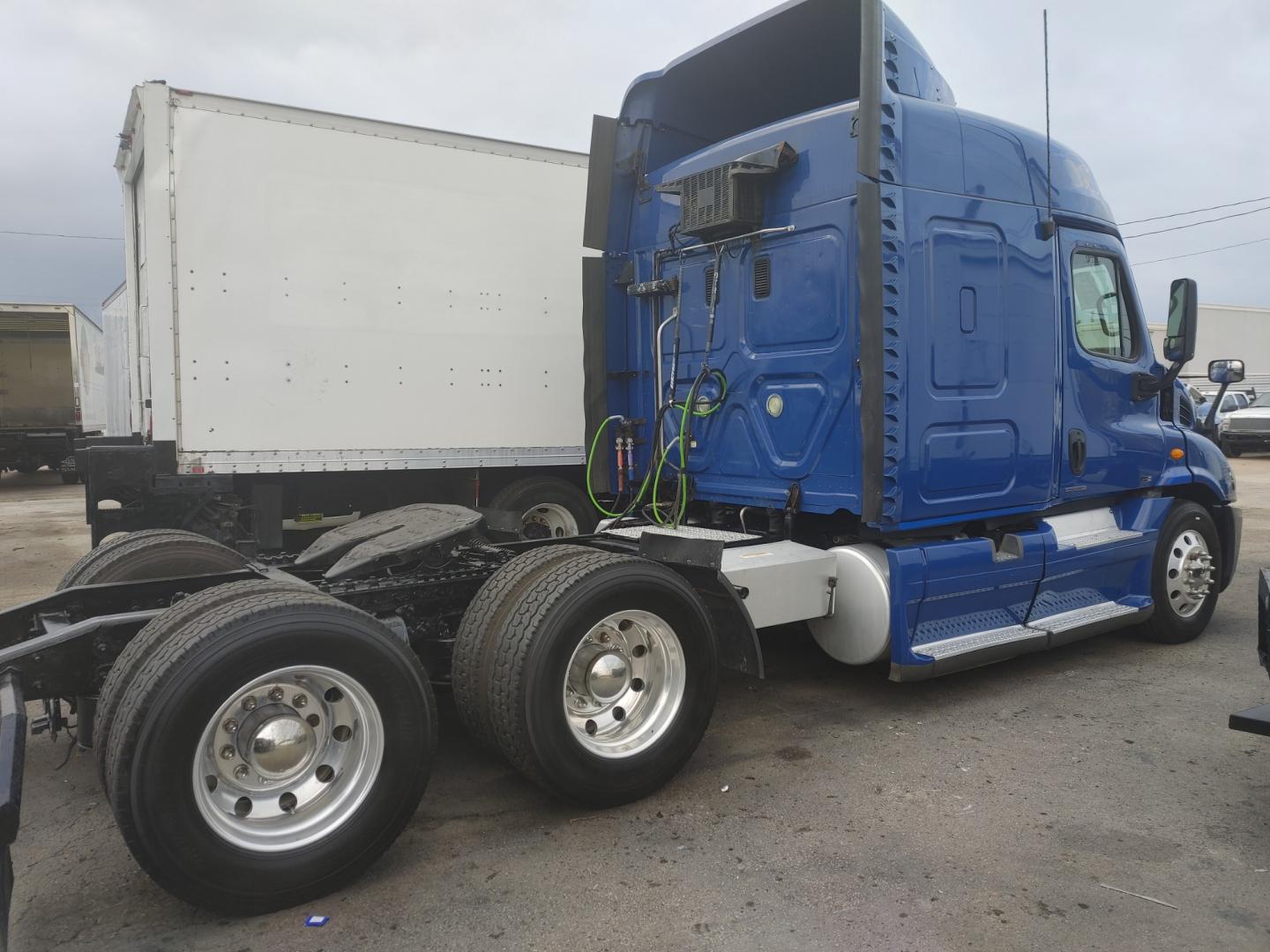 2012 BLUE FREIGHTLINER CASCADIA 125 with an DETROIT DD13 12.8L 410HP engine, EATON FULLER 10SPD MANUAL transmission, located at 9172 North Fwy, Houston, TX, 77037, (713) 910-6868, 29.887470, -95.411903 - 46" MIDROOF SLEEPER, WB: 208", RATIO: 2.64, ALUMINUM WHEELS, DUAL 80 GALLON FUEL TANKS, SLIDING 5TH WHEEL - Photo#3