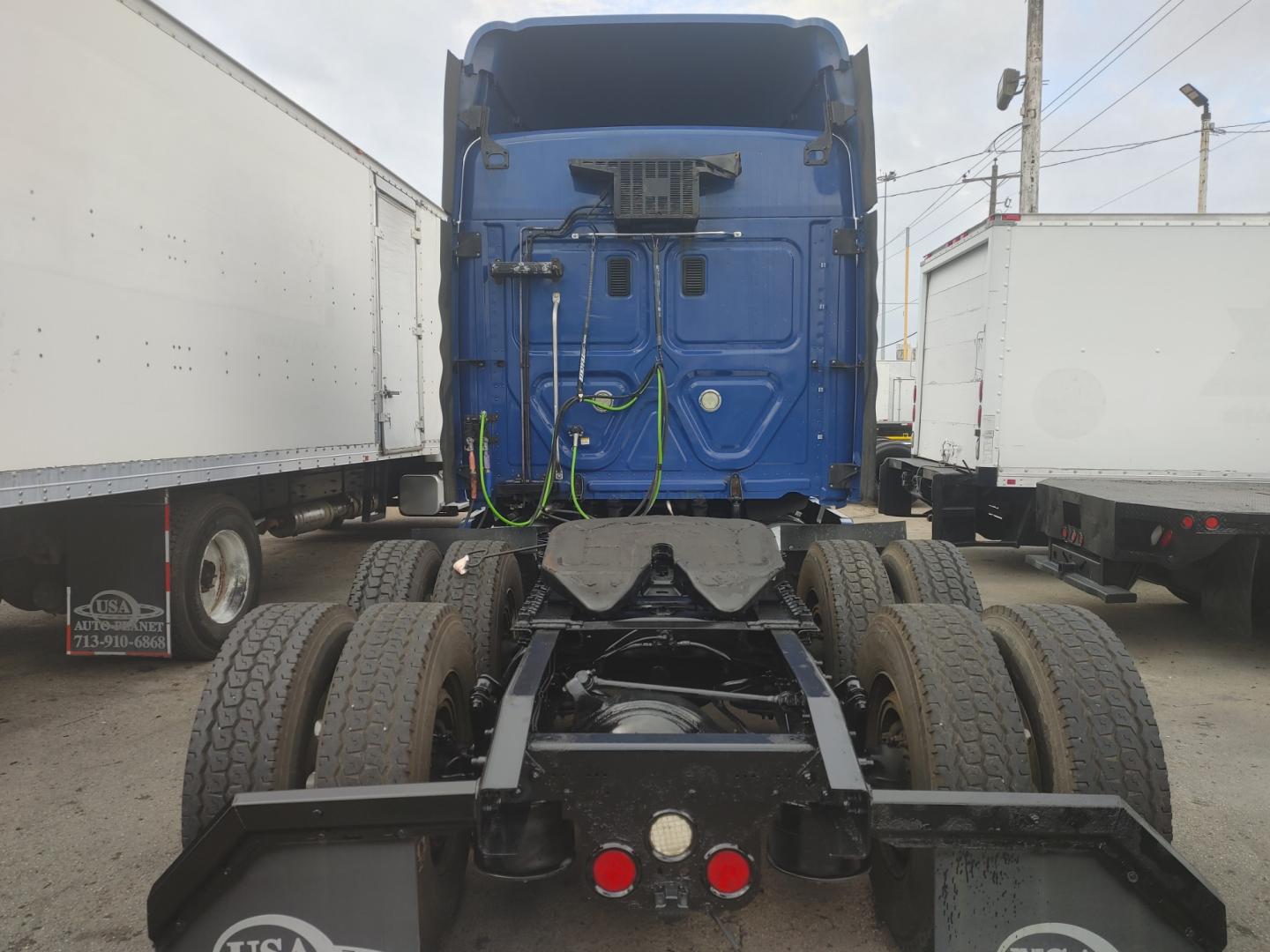 2012 BLUE FREIGHTLINER CASCADIA 125 with an DETROIT DD13 12.8L 410HP engine, EATON FULLER 10SPD MANUAL transmission, located at 9172 North Fwy, Houston, TX, 77037, (713) 910-6868, 29.887470, -95.411903 - 46" MIDROOF SLEEPER, WB: 208", RATIO: 2.64, ALUMINUM WHEELS, DUAL 80 GALLON FUEL TANKS, SLIDING 5TH WHEEL - Photo#4