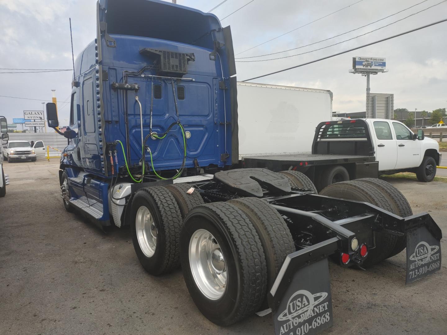 2012 BLUE FREIGHTLINER CASCADIA 125 with an DETROIT DD13 12.8L 410HP engine, EATON FULLER 10SPD MANUAL transmission, located at 9172 North Fwy, Houston, TX, 77037, (713) 910-6868, 29.887470, -95.411903 - 46" MIDROOF SLEEPER, WB: 208", RATIO: 2.64, ALUMINUM WHEELS, DUAL 80 GALLON FUEL TANKS, SLIDING 5TH WHEEL - Photo#5