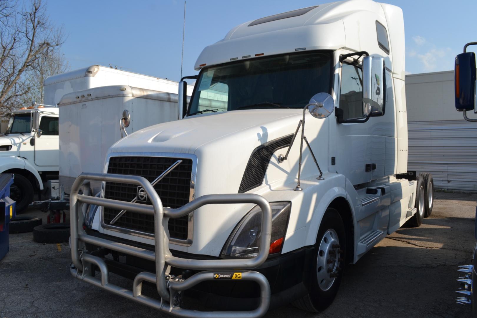 2011 WHITE VOLVO 670 with an VOLVO D13 475HP engine, EATON FULLER 10SPD MANUAL transmission, located at 9172 North Fwy, Houston, TX, 77037, (713) 910-6868, 29.887470, -95.411903 - 64" RAISED ROOF SLEEPER, RATIO: 3.36 , DUAL 125 GALLON FUEL TANKS, SLIDING 5TH WHEEL, ALUMINUM WHEELS, POWER INVERTOR - Photo#0