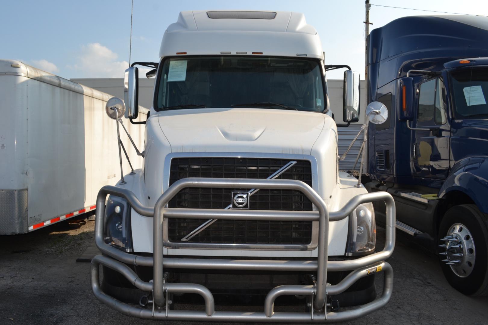 2011 WHITE VOLVO 670 with an VOLVO D13 475HP engine, EATON FULLER 10SPD MANUAL transmission, located at 9172 North Fwy, Houston, TX, 77037, (713) 910-6868, 29.887470, -95.411903 - 64" RAISED ROOF SLEEPER, RATIO: 3.36 , DUAL 125 GALLON FUEL TANKS, SLIDING 5TH WHEEL, ALUMINUM WHEELS, POWER INVERTOR - Photo#1