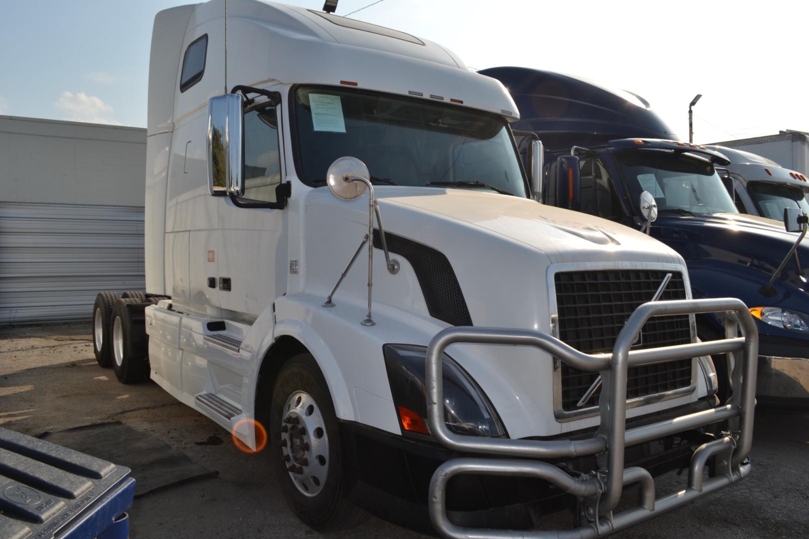 2011 WHITE VOLVO 670 with an VOLVO D13 475HP engine, EATON FULLER 10SPD MANUAL transmission, located at 9172 North Fwy, Houston, TX, 77037, (713) 910-6868, 29.887470, -95.411903 - 64" RAISED ROOF SLEEPER, RATIO: 3.36 , DUAL 125 GALLON FUEL TANKS, SLIDING 5TH WHEEL, ALUMINUM WHEELS, POWER INVERTOR - Photo#2