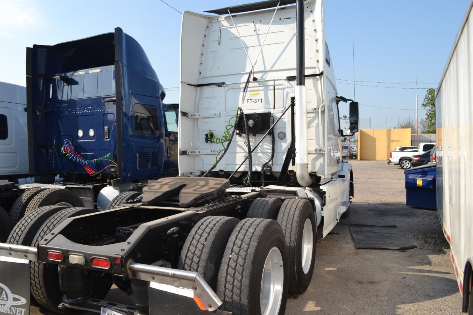 2011 WHITE VOLVO 670 with an VOLVO D13 475HP engine, EATON FULLER 10SPD MANUAL transmission, located at 9172 North Fwy, Houston, TX, 77037, (713) 910-6868, 29.887470, -95.411903 - 64" RAISED ROOF SLEEPER, RATIO: 3.36 , DUAL 125 GALLON FUEL TANKS, SLIDING 5TH WHEEL, ALUMINUM WHEELS, POWER INVERTOR - Photo#3