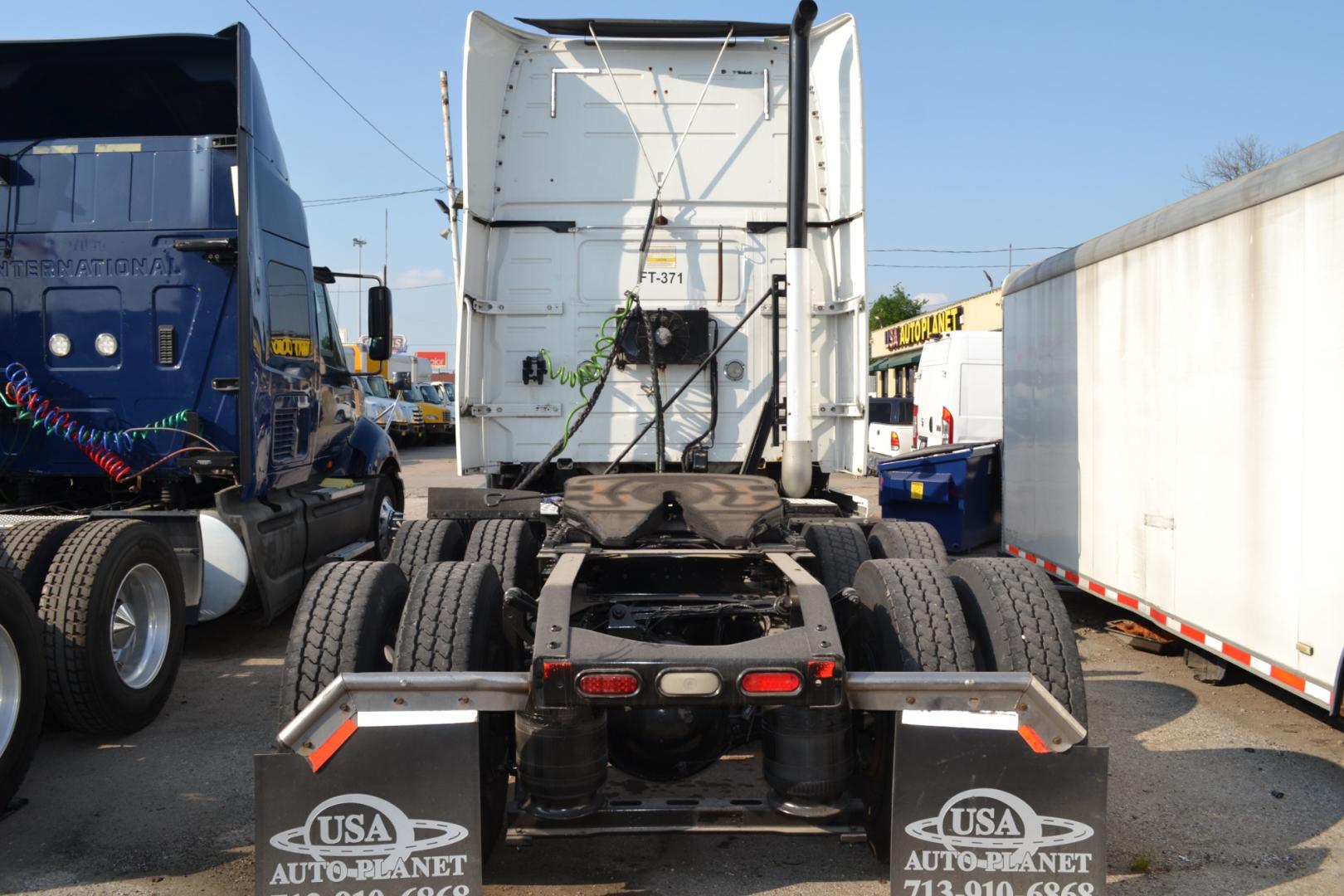 2011 WHITE VOLVO 670 with an VOLVO D13 475HP engine, EATON FULLER 10SPD MANUAL transmission, located at 9172 North Fwy, Houston, TX, 77037, (713) 910-6868, 29.887470, -95.411903 - 64" RAISED ROOF SLEEPER, RATIO: 3.36 , DUAL 125 GALLON FUEL TANKS, SLIDING 5TH WHEEL, ALUMINUM WHEELS, POWER INVERTOR - Photo#4