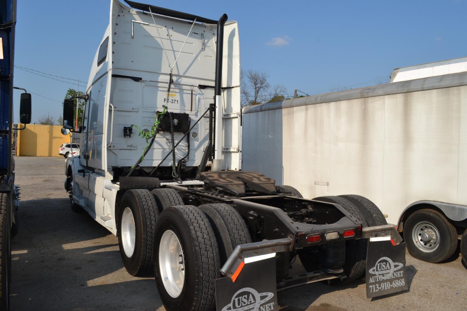 2011 WHITE VOLVO 670 with an VOLVO D13 475HP engine, EATON FULLER 10SPD MANUAL transmission, located at 9172 North Fwy, Houston, TX, 77037, (713) 910-6868, 29.887470, -95.411903 - 64" RAISED ROOF SLEEPER, RATIO: 3.36 , DUAL 125 GALLON FUEL TANKS, SLIDING 5TH WHEEL, ALUMINUM WHEELS, POWER INVERTOR - Photo#5