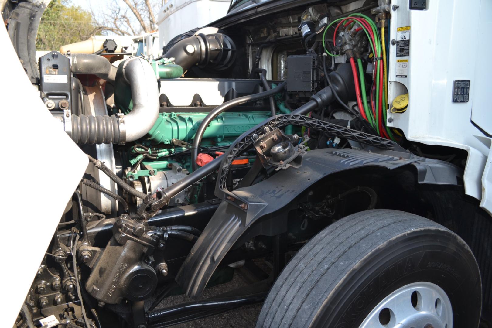 2011 WHITE VOLVO 670 with an VOLVO D13 475HP engine, EATON FULLER 10SPD MANUAL transmission, located at 9172 North Fwy, Houston, TX, 77037, (713) 910-6868, 29.887470, -95.411903 - 64" RAISED ROOF SLEEPER, RATIO: 3.36 , DUAL 125 GALLON FUEL TANKS, SLIDING 5TH WHEEL, ALUMINUM WHEELS, POWER INVERTOR - Photo#8