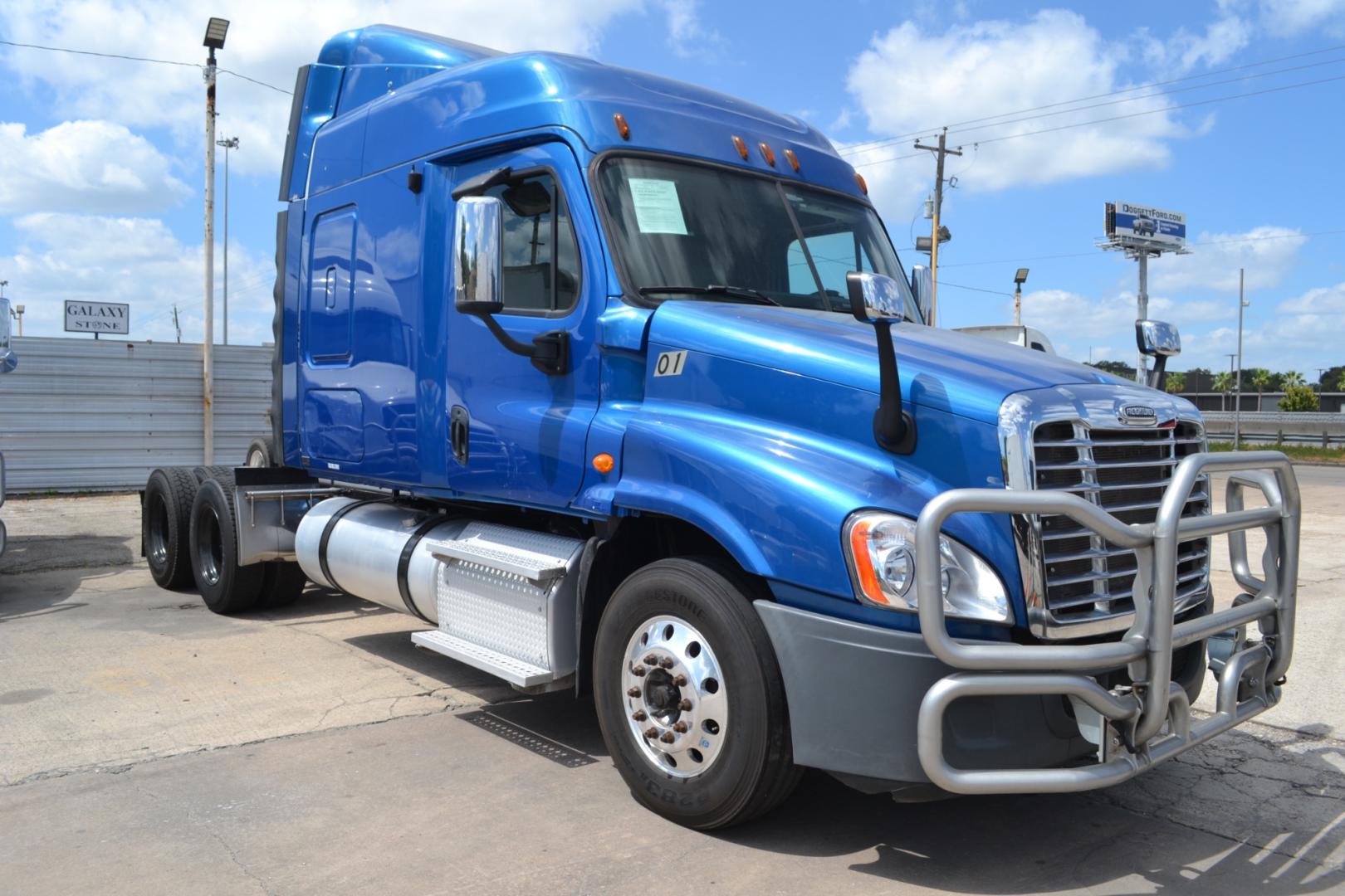 2013 BLUE FREIGHTLINER CASCADIA 125 with an DETROIT DD13 12.8L 450HP engine, EATON FULLER 10SPD MANUAL transmission, located at 9172 North Fwy, Houston, TX, 77037, (713) 910-6868, 29.887470, -95.411903 - Photo#2