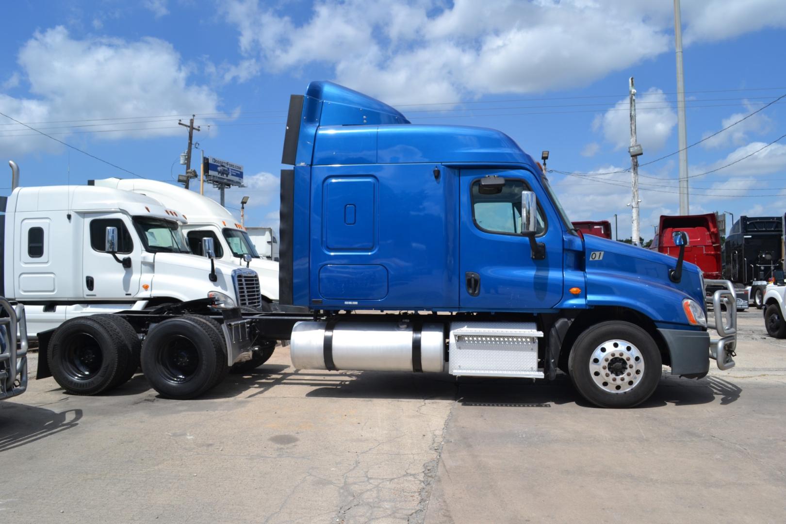 2013 BLUE FREIGHTLINER CASCADIA 125 with an DETROIT DD13 12.8L 450HP engine, EATON FULLER 10SPD MANUAL transmission, located at 9172 North Fwy, Houston, TX, 77037, (713) 910-6868, 29.887470, -95.411903 - Photo#3