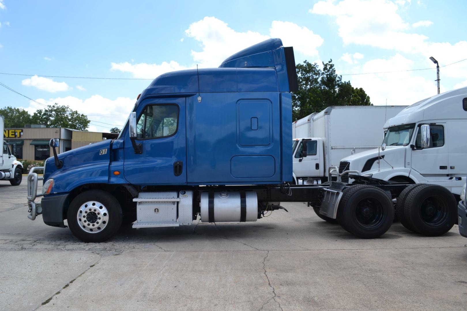 2013 BLUE FREIGHTLINER CASCADIA 125 with an DETROIT DD13 12.8L 450HP engine, EATON FULLER 10SPD MANUAL transmission, located at 9172 North Fwy, Houston, TX, 77037, (713) 910-6868, 29.887470, -95.411903 - Photo#7