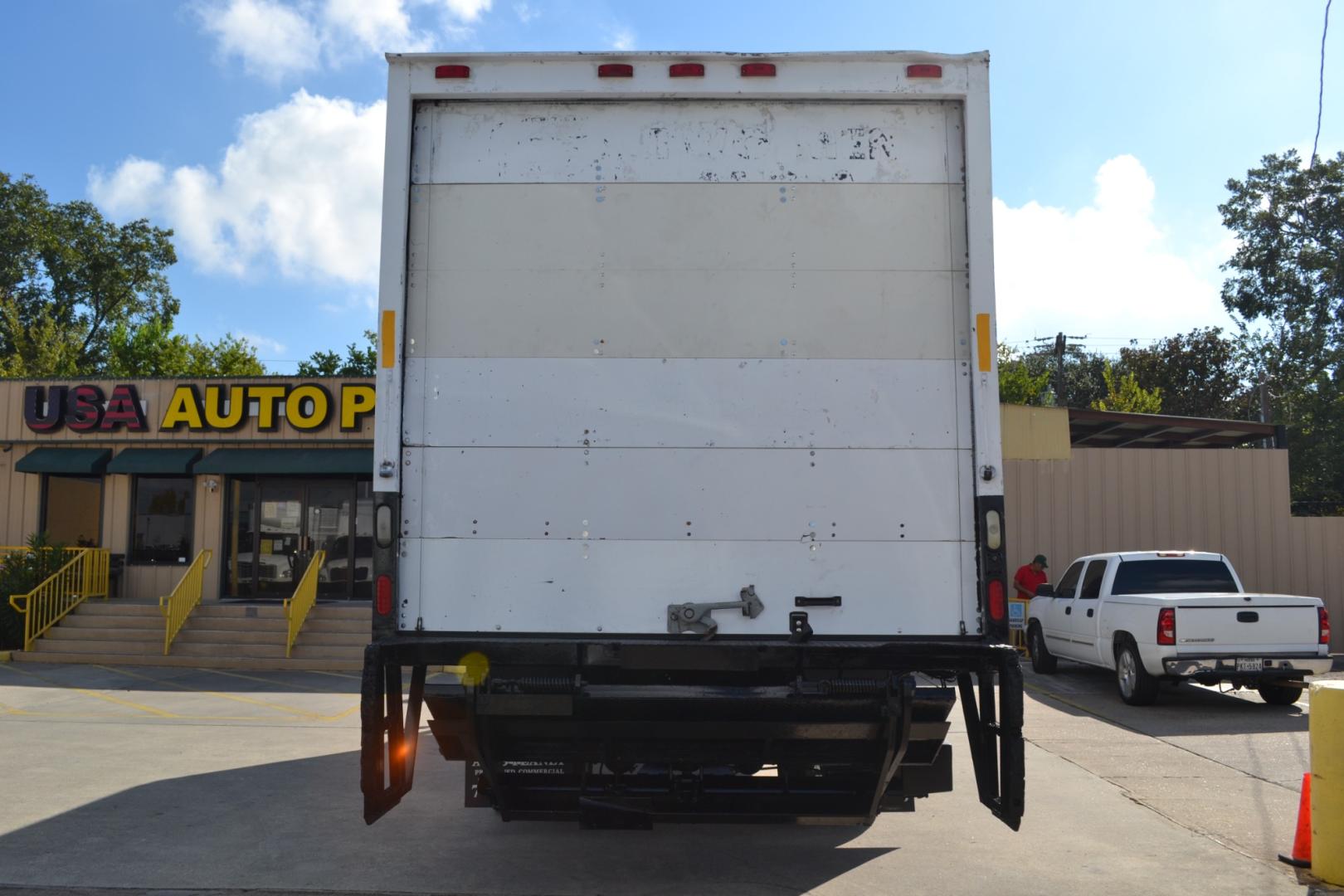 2014 WHITE FREIGHTLINER M2-106 with an CUMMINS ISB 6.7L 220HP engine, ALLISON 2200HS AUTOMATIC transmission, located at 9172 North Fwy, Houston, TX, 77037, (713) 910-6868, 29.887470, -95.411903 - MORGAN 26FT BOX, WALTCO 2,500LB STEEL LIFT GATE, 13FT CLEARANCE, HEIGHT 97" X WIDTH 102". SPRING RIDE , 26,000LB GVWR NON CDL, ALUMINUM WHEELS, DUAL 50 GALLON FUEL TANKS, COLD A/C, POWER WINDOWS & LOCKS - Photo#4