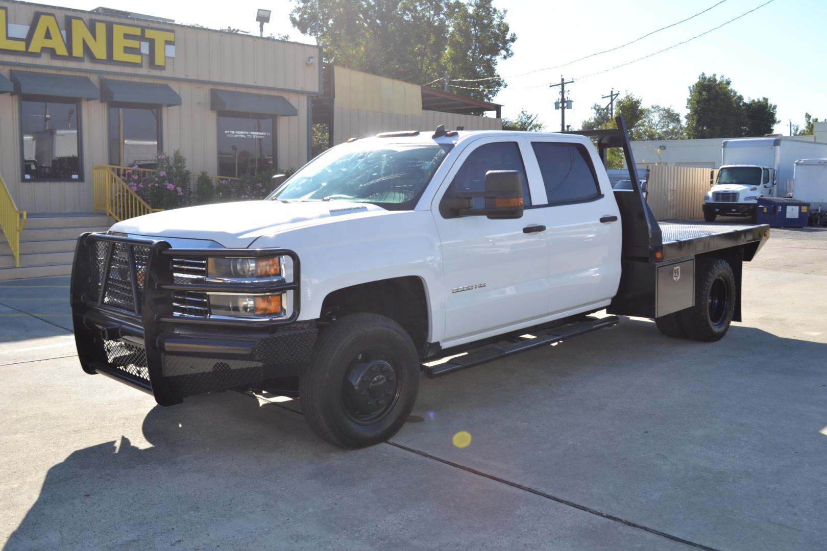 2015 WHITE CHEVROLET 3500 with an 6.6L DURAMAX TURBO DIESEL engine, ALLISON 1000 6SPD AUTOMATIC transmission, located at 9172 North Fwy, Houston, TX, 77037, (713) 910-6868, 29.887470, -95.411903 - Photo#0