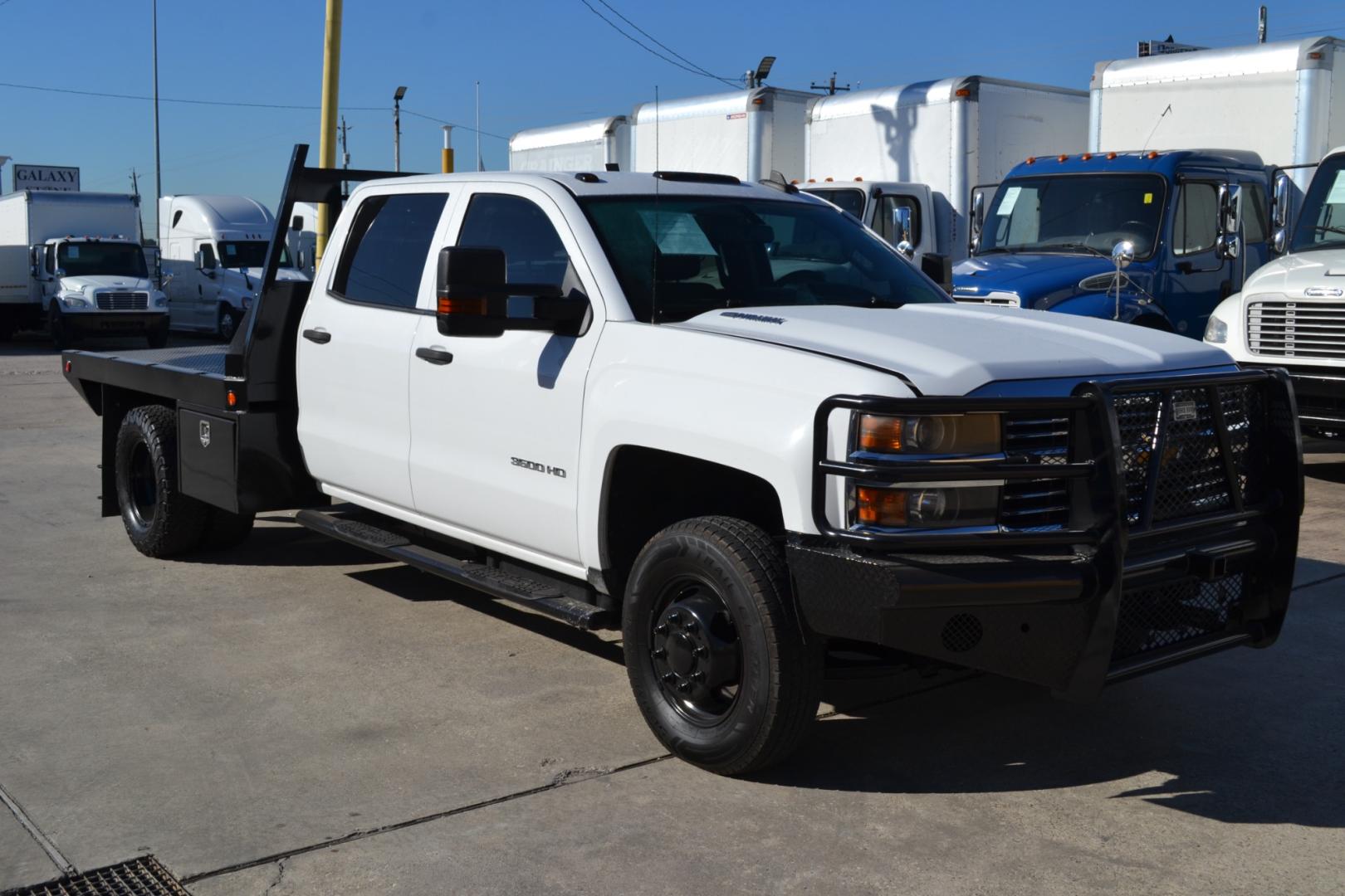 2015 WHITE CHEVROLET 3500 with an 6.6L DURAMAX TURBO DIESEL engine, ALLISON 1000 6SPD AUTOMATIC transmission, located at 9172 North Fwy, Houston, TX, 77037, (713) 910-6868, 29.887470, -95.411903 - Photo#2