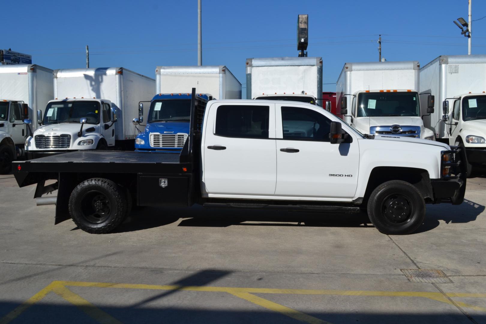 2015 WHITE CHEVROLET 3500 with an 6.6L DURAMAX TURBO DIESEL engine, ALLISON 1000 6SPD AUTOMATIC transmission, located at 9172 North Fwy, Houston, TX, 77037, (713) 910-6868, 29.887470, -95.411903 - Photo#3