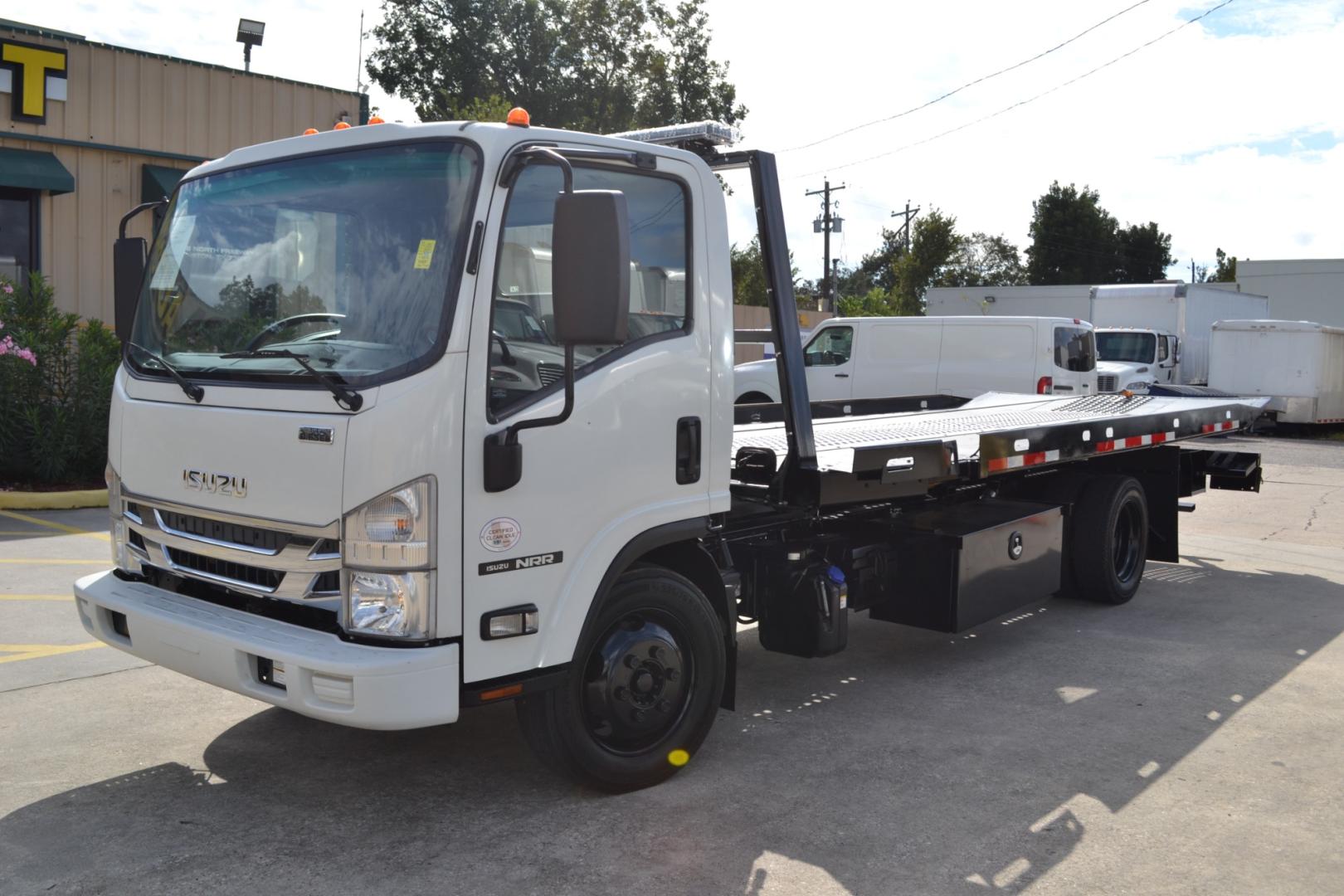 2020 WHITE ISUZU NRR with an 4HK1TC 5.2L TURBO-CHARGED DIESEL engine, AUTOMATIC transmission, located at 9172 North Fwy, Houston, TX, 77037, (713) 910-6868, 29.887470, -95.411903 - COTTRELL 1 CARRB SINGLE CAR HAULER, RAMSEY 8,000LB WINCH, 19,500LB GVWR, TOOL BOX, EXHAUST BRAKE, TOW LIGHT BAR, HEATED MIRRORS, POWER WINDOWS & LOCKS, CRUISE CONTROL - Photo#0