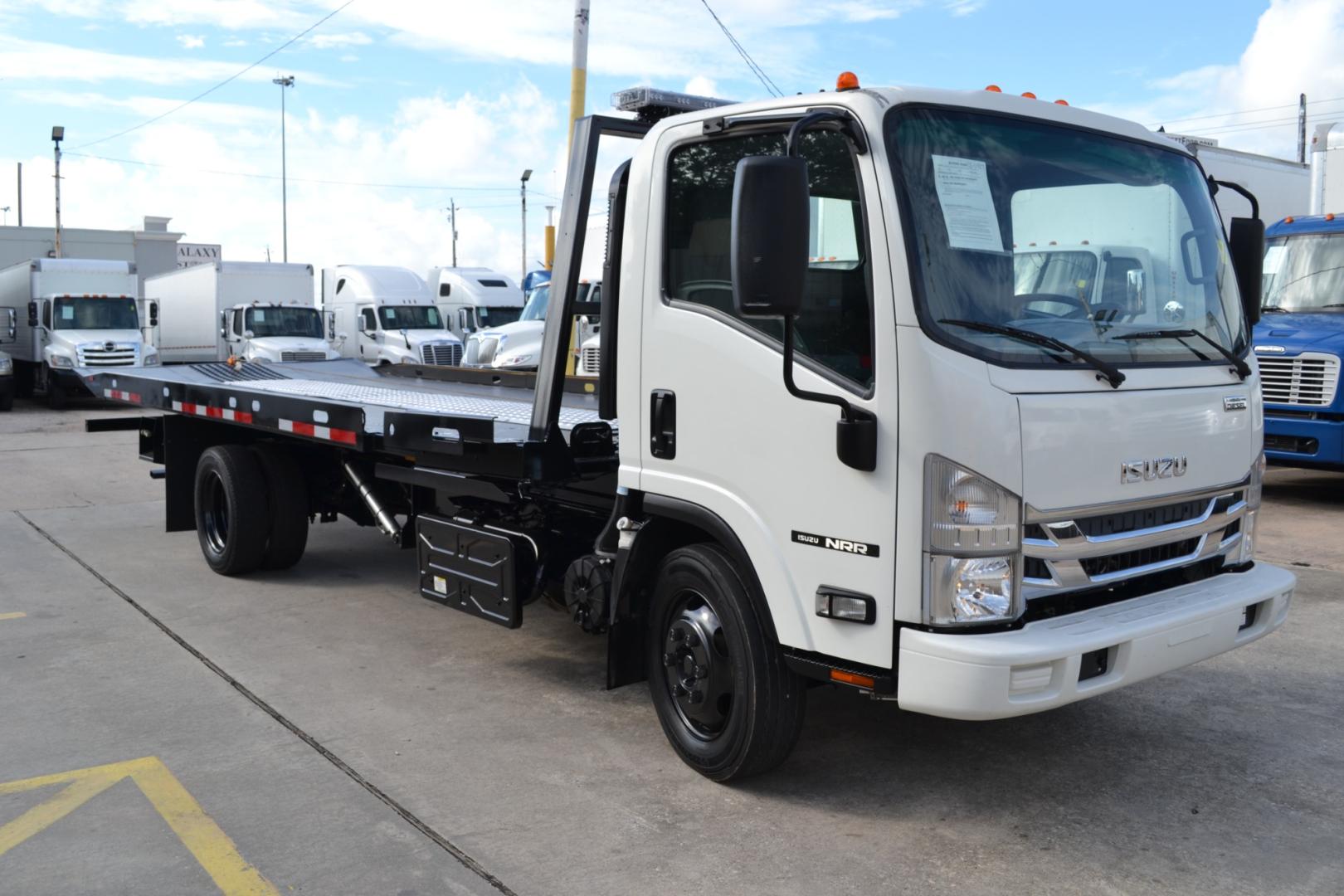 2020 WHITE ISUZU NRR with an 4HK1TC 5.2L TURBO-CHARGED DIESEL engine, AUTOMATIC transmission, located at 9172 North Fwy, Houston, TX, 77037, (713) 910-6868, 29.887470, -95.411903 - COTTRELL 1 CARRB SINGLE CAR HAULER, RAMSEY 8,000LB WINCH, 19,500LB GVWR, TOOL BOX, EXHAUST BRAKE, TOW LIGHT BAR, HEATED MIRRORS, POWER WINDOWS & LOCKS, CRUISE CONTROL - Photo#2