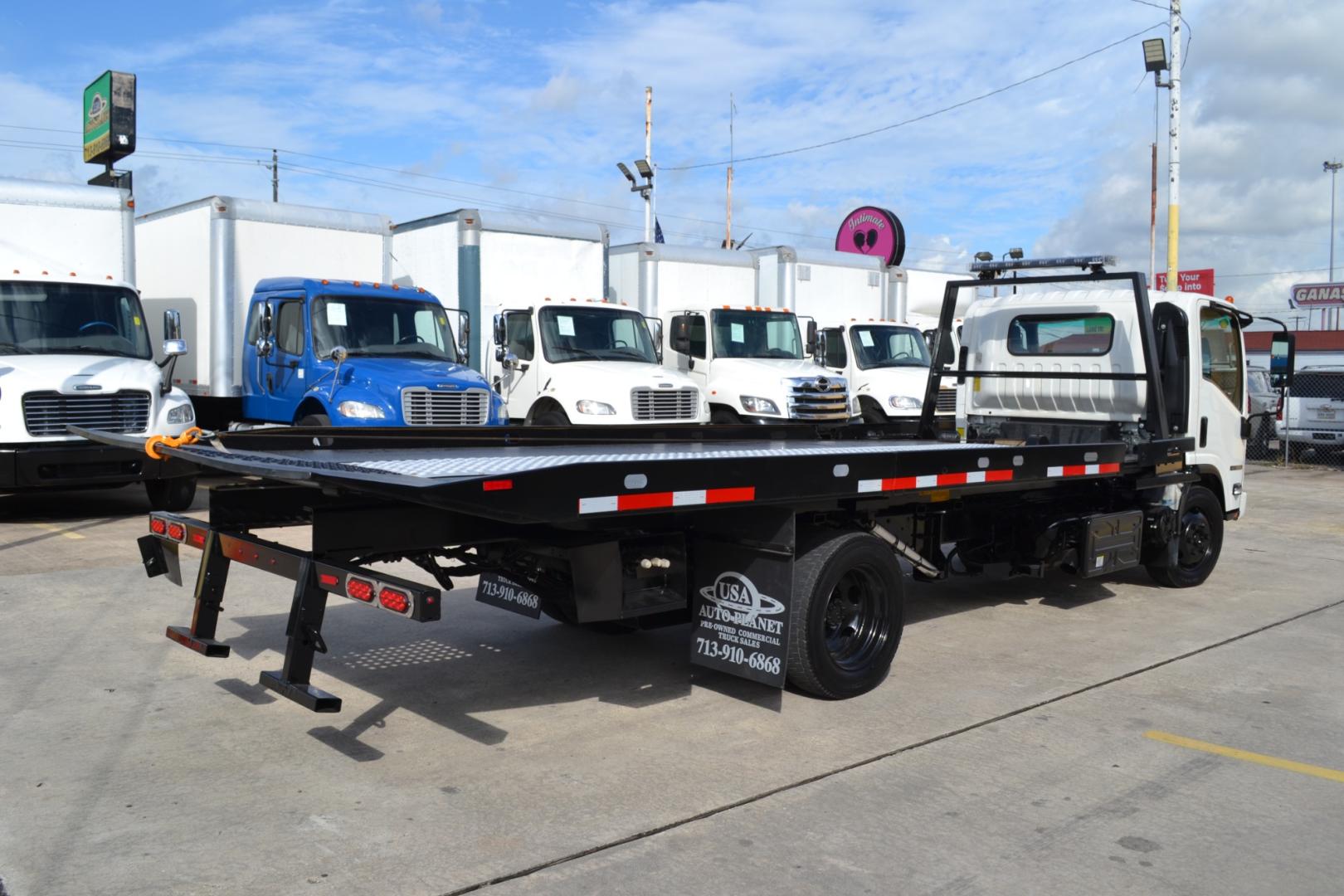 2020 WHITE ISUZU NRR with an 4HK1TC 5.2L TURBO-CHARGED DIESEL engine, AUTOMATIC transmission, located at 9172 North Fwy, Houston, TX, 77037, (713) 910-6868, 29.887470, -95.411903 - COTTRELL 1 CARRB SINGLE CAR HAULER, RAMSEY 8,000LB WINCH, 19,500LB GVWR, TOOL BOX, EXHAUST BRAKE, TOW LIGHT BAR, HEATED MIRRORS, POWER WINDOWS & LOCKS, CRUISE CONTROL - Photo#4