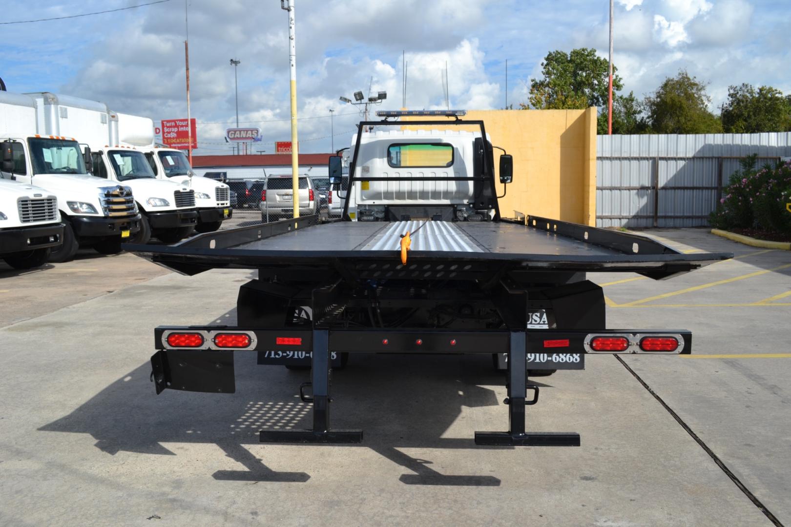 2020 WHITE ISUZU NRR with an 4HK1TC 5.2L TURBO-CHARGED DIESEL engine, AUTOMATIC transmission, located at 9172 North Fwy, Houston, TX, 77037, (713) 910-6868, 29.887470, -95.411903 - COTTRELL 1 CARRB SINGLE CAR HAULER, RAMSEY 8,000LB WINCH, 19,500LB GVWR, TOOL BOX, EXHAUST BRAKE, TOW LIGHT BAR, HEATED MIRRORS, POWER WINDOWS & LOCKS, CRUISE CONTROL - Photo#5