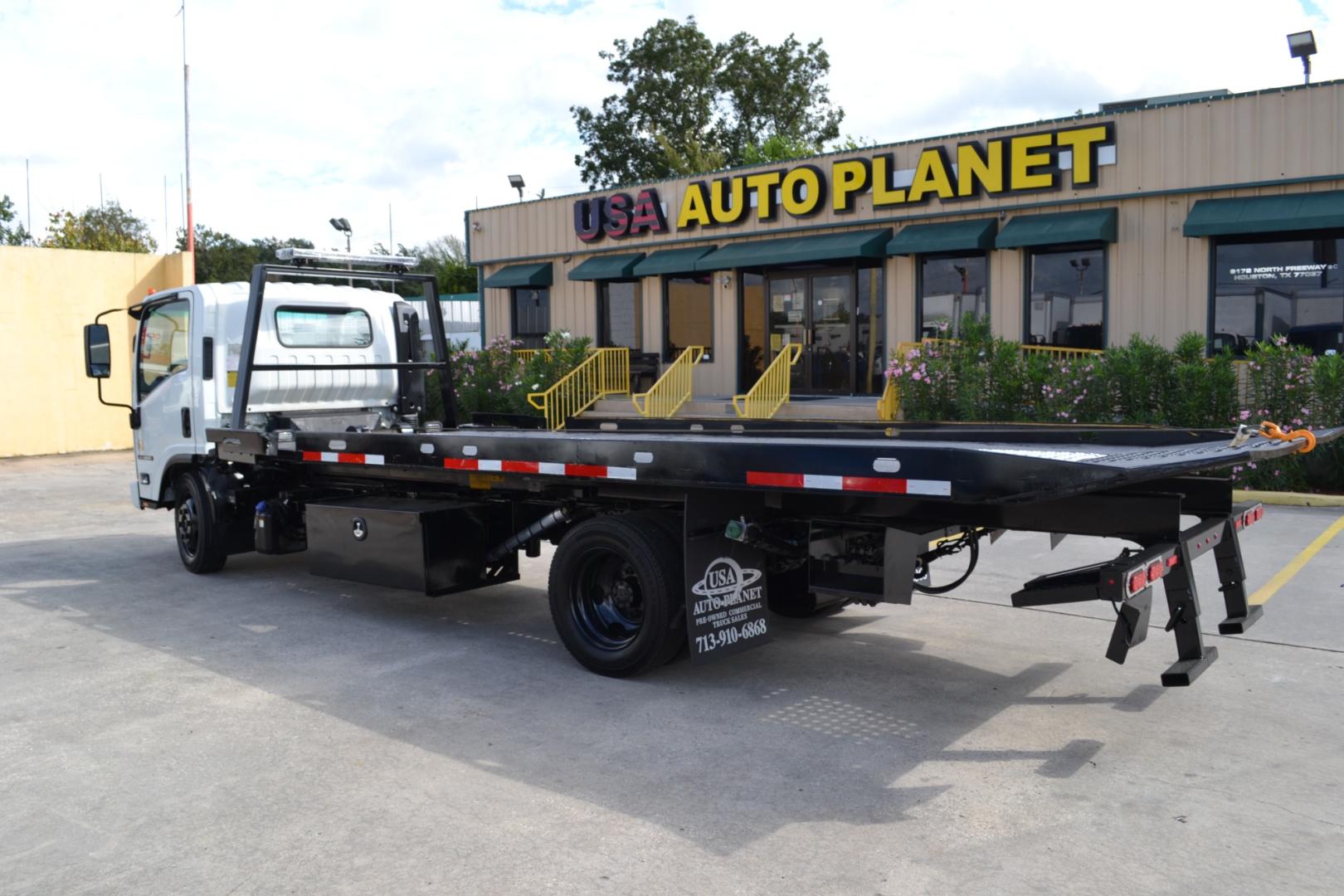 2020 WHITE ISUZU NRR with an 4HK1TC 5.2L TURBO-CHARGED DIESEL engine, AUTOMATIC transmission, located at 9172 North Fwy, Houston, TX, 77037, (713) 910-6868, 29.887470, -95.411903 - COTTRELL 1 CARRB SINGLE CAR HAULER, RAMSEY 8,000LB WINCH, 19,500LB GVWR, TOOL BOX, EXHAUST BRAKE, TOW LIGHT BAR, HEATED MIRRORS, POWER WINDOWS & LOCKS, CRUISE CONTROL - Photo#6