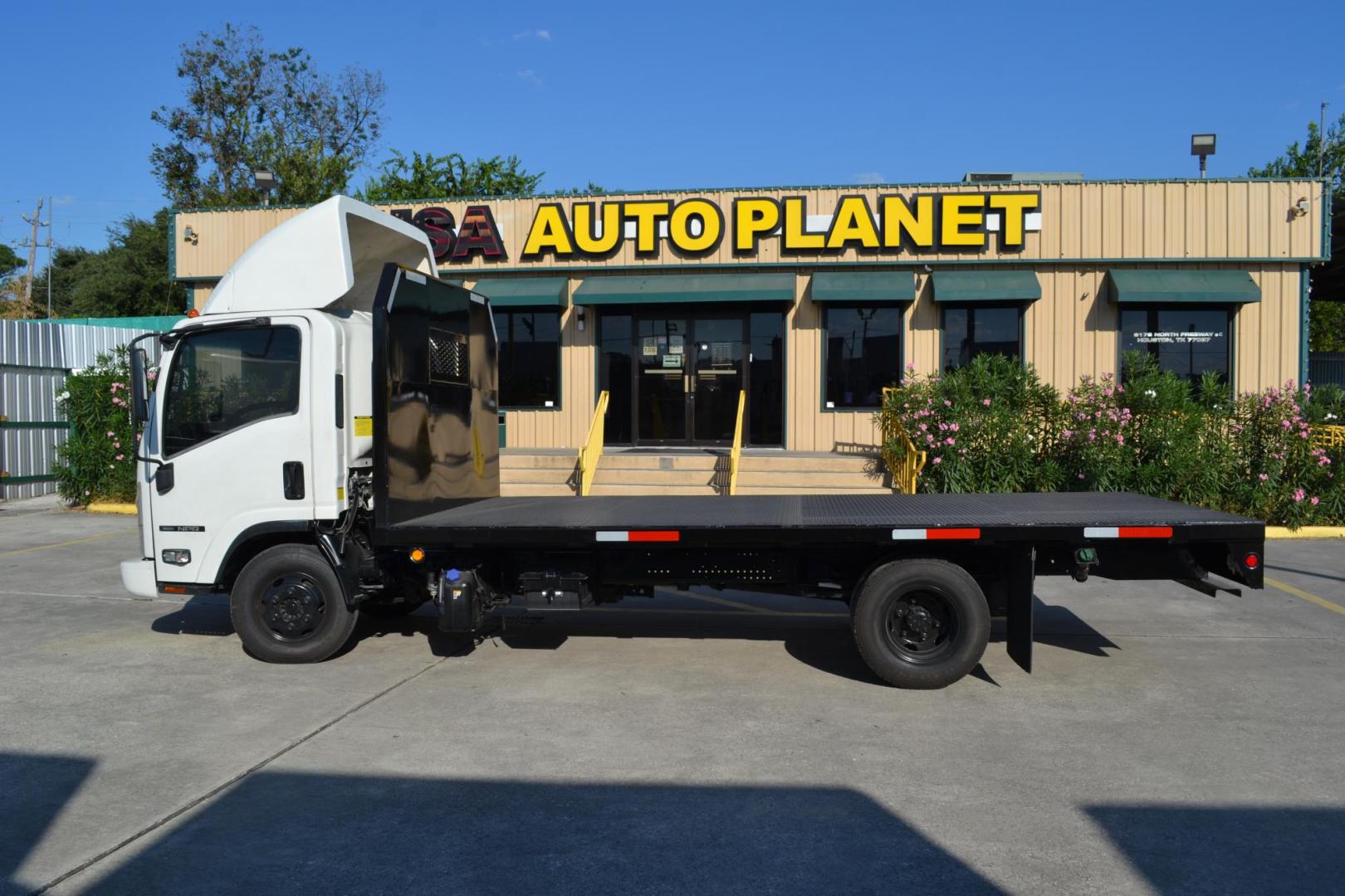 2018 WHITE /GRAY ISUZU NPR with an 4JJ1-TC 3.0L 4CYL DIESEL engine, AISIN A465 6SPD AUTOMATIC transmission, located at 9172 North Fwy, Houston, TX, 77037, (713) 910-6868, 29.887470, -95.411903 - 13,000LB GVWR, 16 FT FLATBED , 96" WIDE , EXHAUST BRAKE, COLD A/C, POWER WINDOWS & LOCKS, CRUISE CONTROL - Photo#7