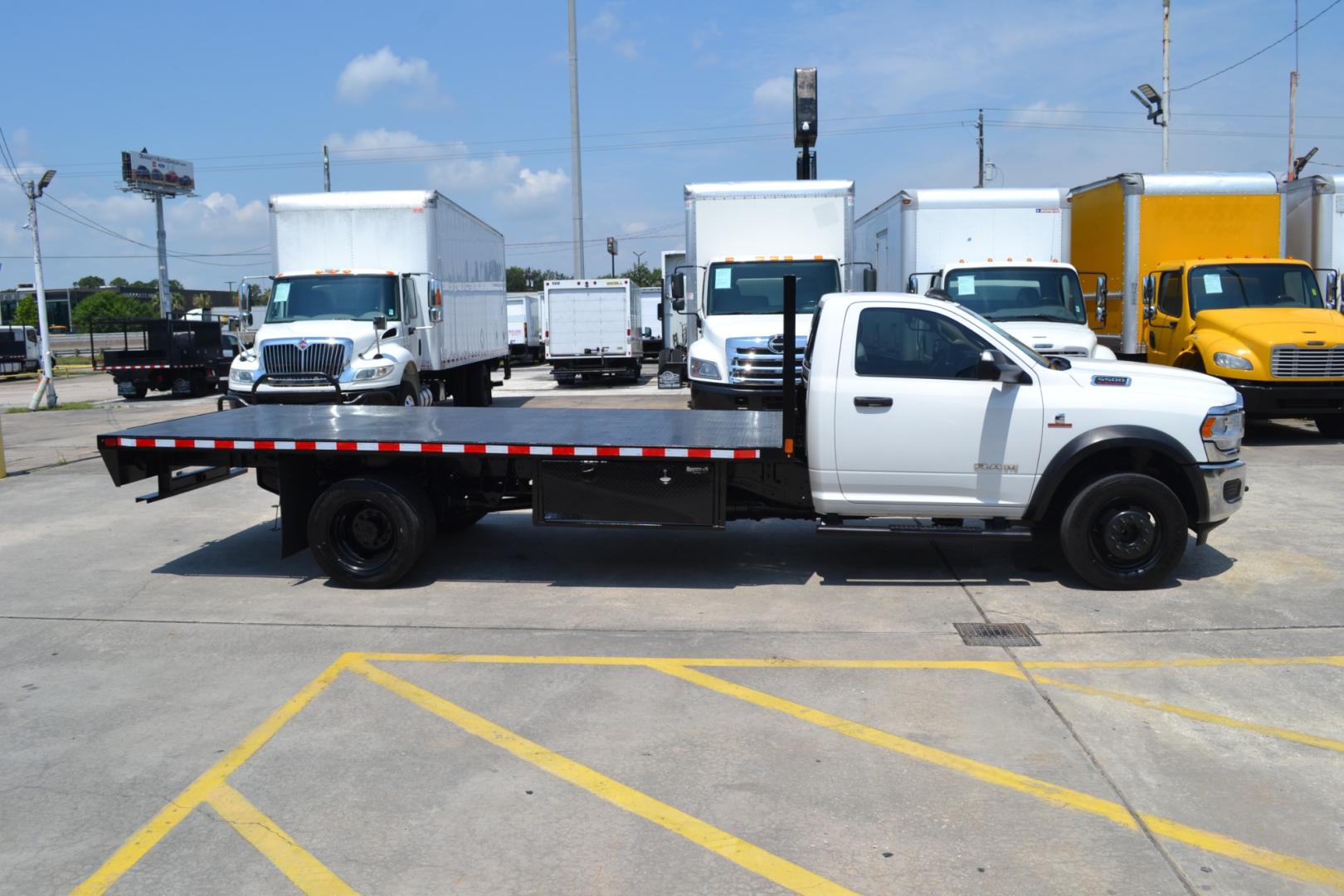 2019 WHITE /BLACK RAM 5500 with an CUMMINS 6.7L TURBO DIESEL engine, AISIN A465 6SPD AUTOMATIC transmission, located at 9172 North Fwy, Houston, TX, 77037, (713) 910-6868, 29.887470, -95.411903 - Photo#1