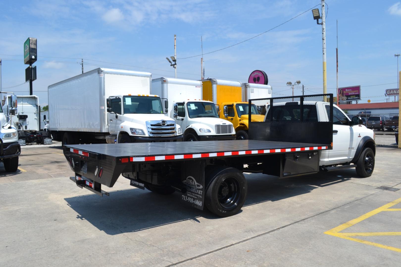 2019 WHITE /BLACK RAM 5500 with an CUMMINS 6.7L TURBO DIESEL engine, AISIN A465 6SPD AUTOMATIC transmission, located at 9172 North Fwy, Houston, TX, 77037, (713) 910-6868, 29.887470, -95.411903 - Photo#2